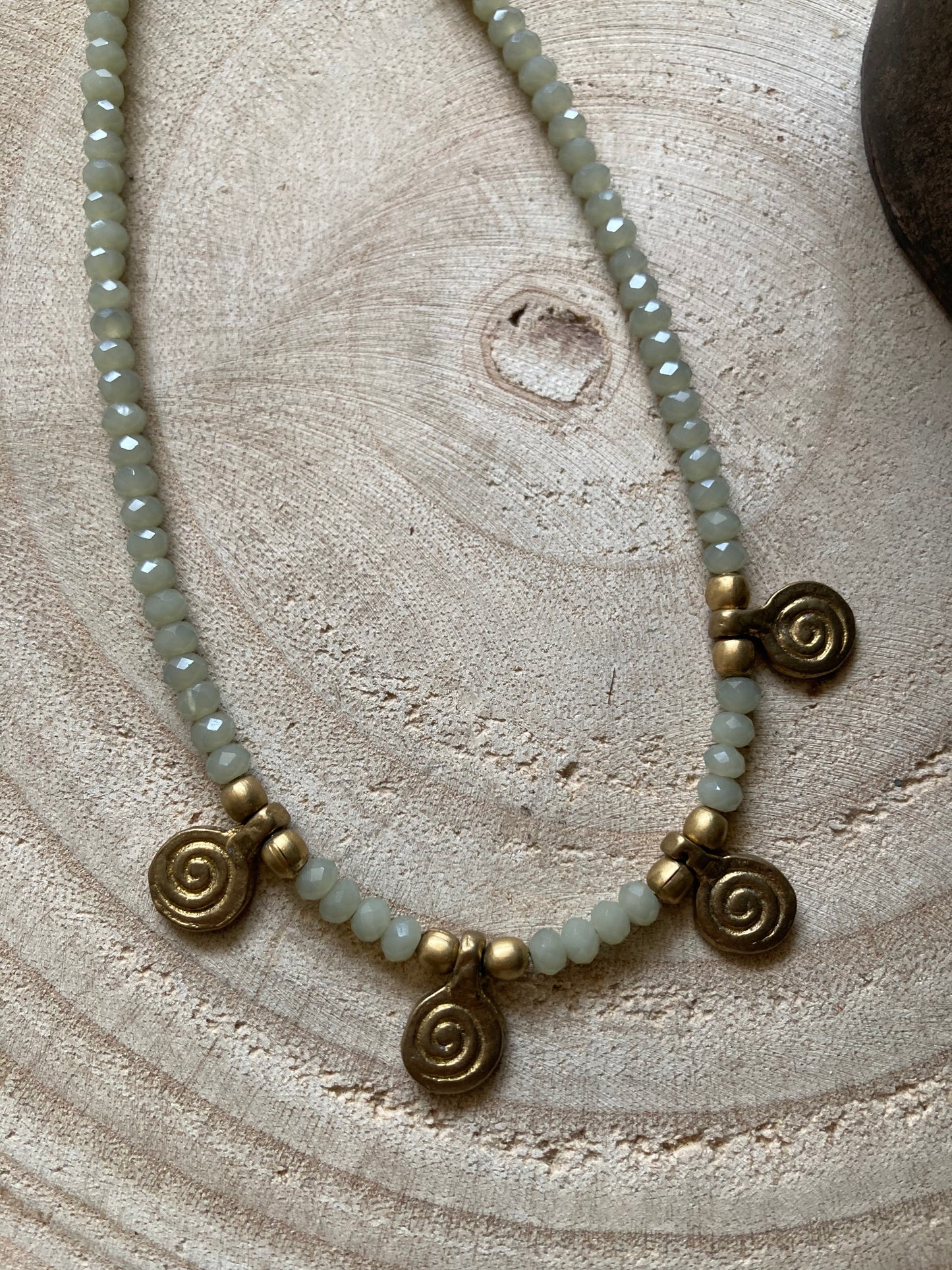 Collanine in stile etnico con pendenti in ottone naturale