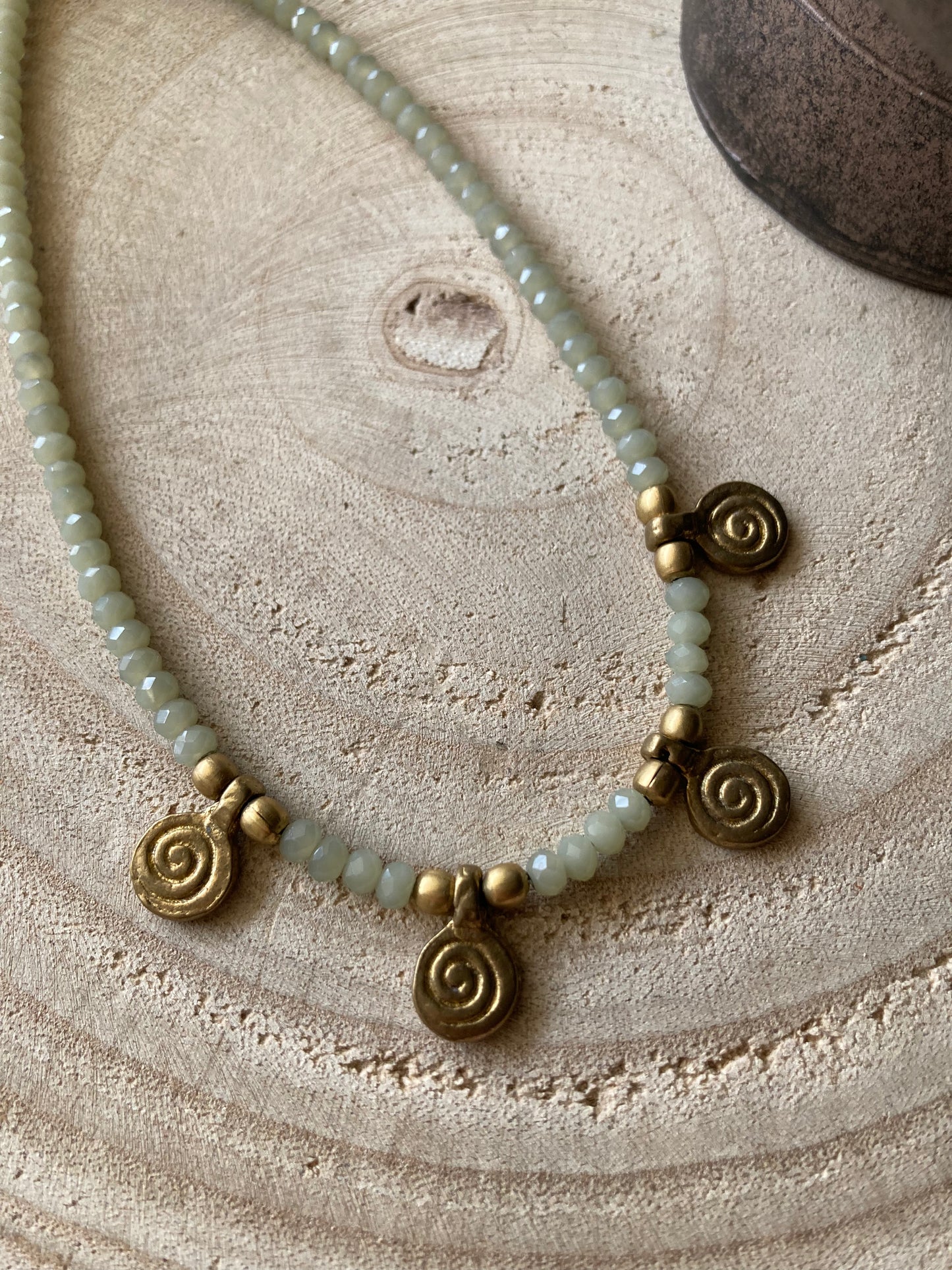 Collanine in stile etnico con pendenti in ottone naturale