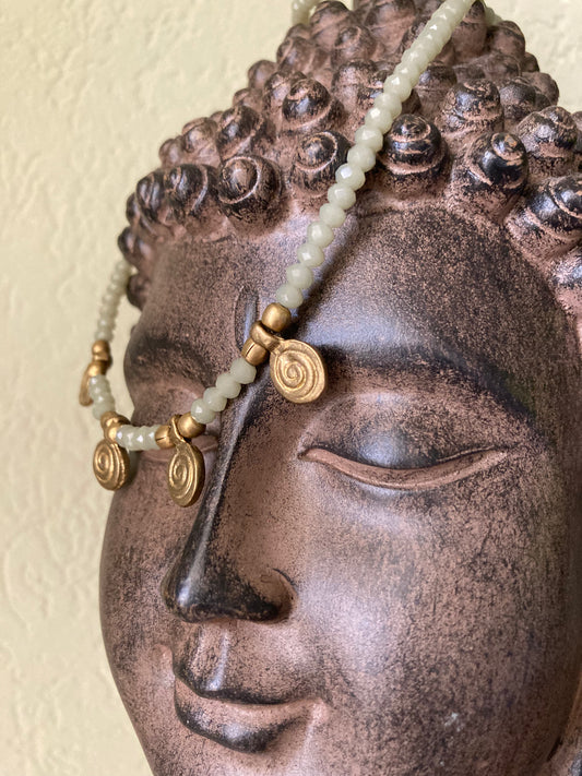 Collanine in stile etnico con pendenti in ottone naturale