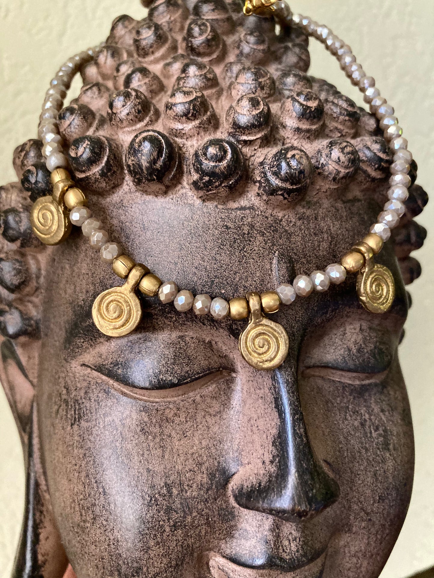 Collanine in stile etnico con pendenti in ottone naturale