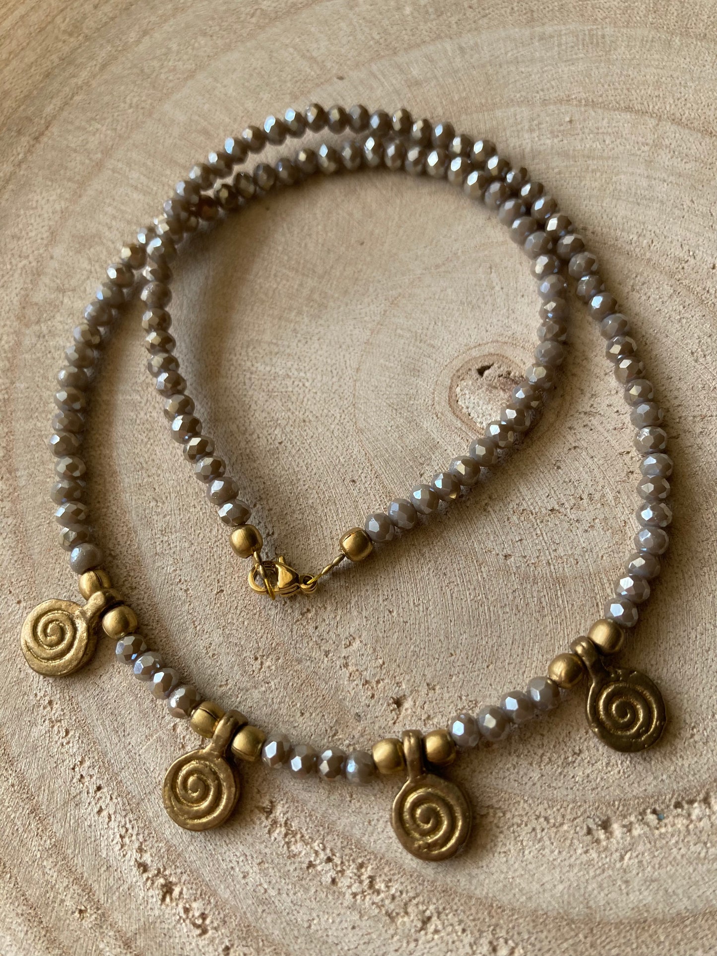 Collanine in stile etnico con pendenti in ottone naturale