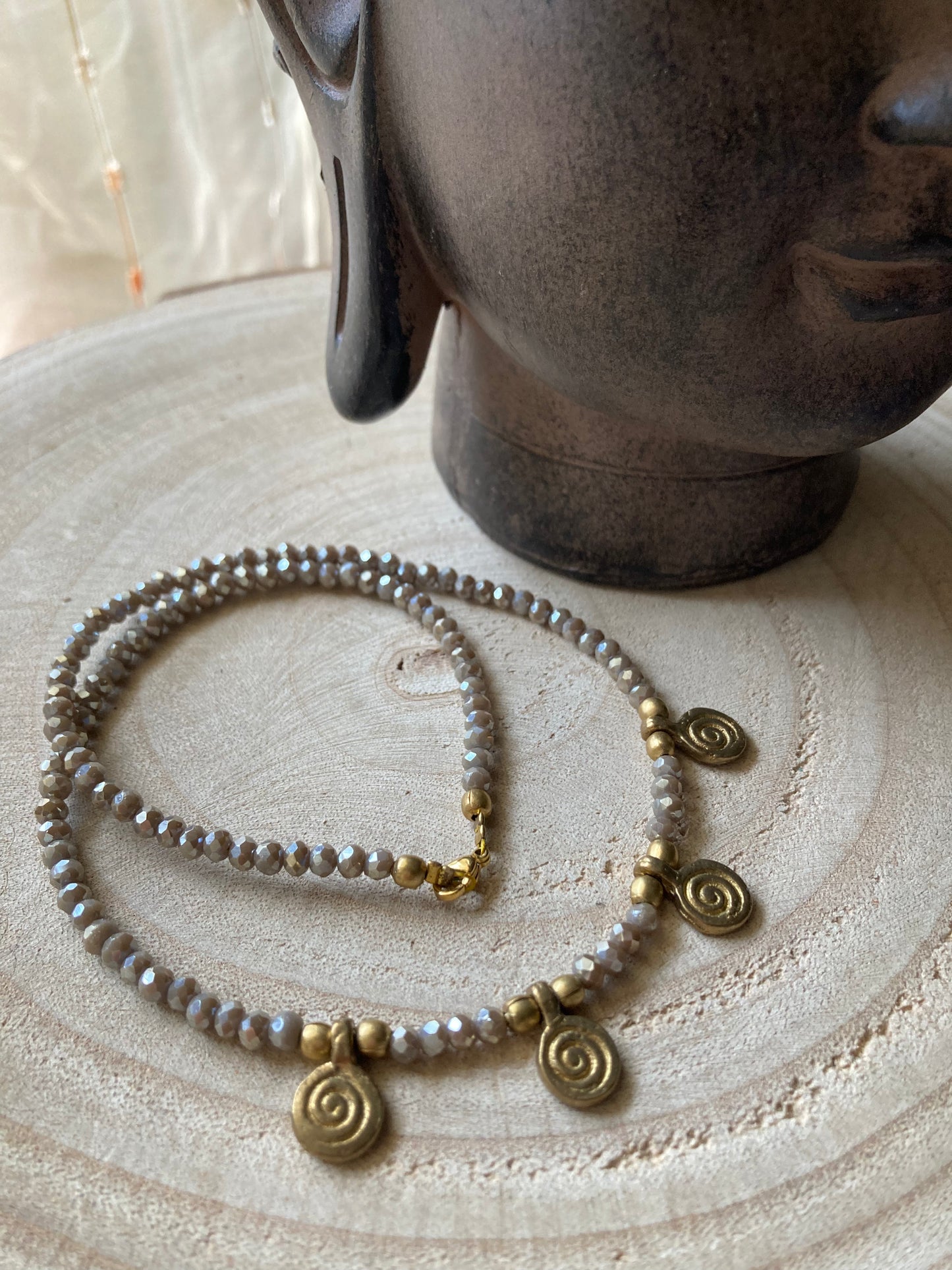 Collanine in stile etnico con pendenti in ottone naturale