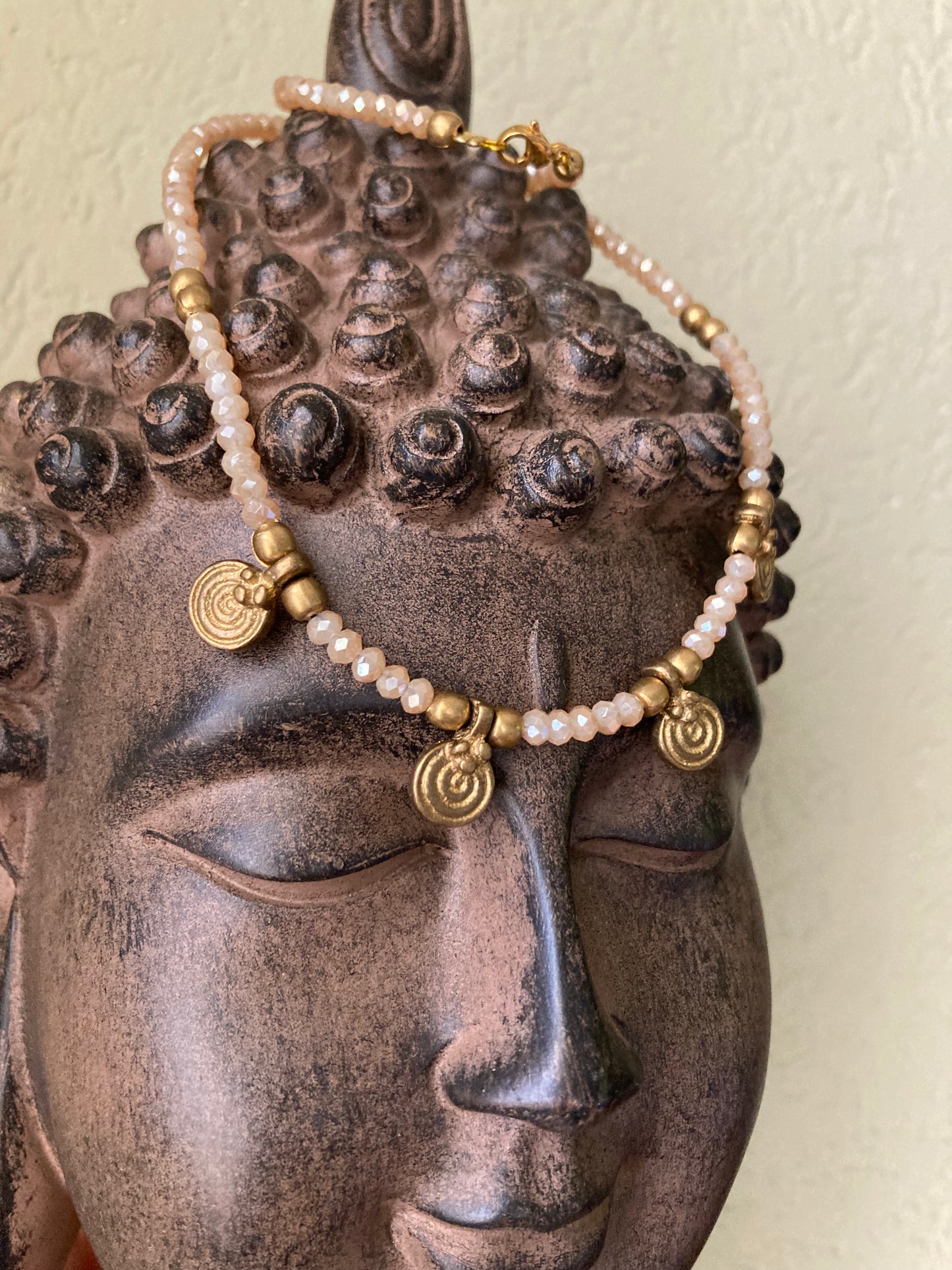 Collanine in stile etnico con pendenti in ottone naturale