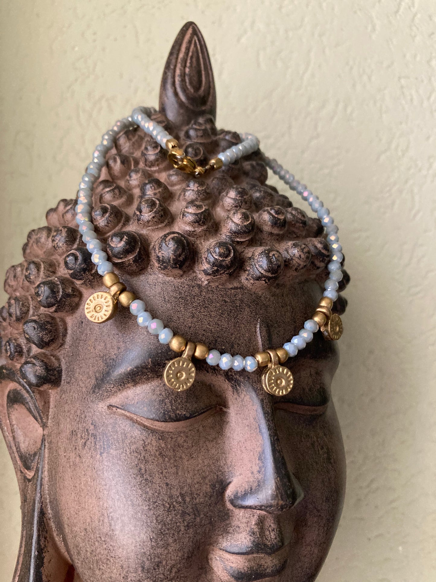 Collanine in stile etnico con cristalli e pendenti in ottone naturale