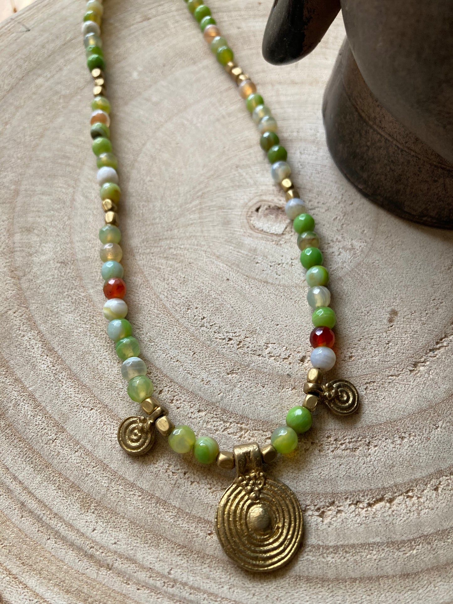 Collana etnica con pietre dure e pendenti in ottone naturale