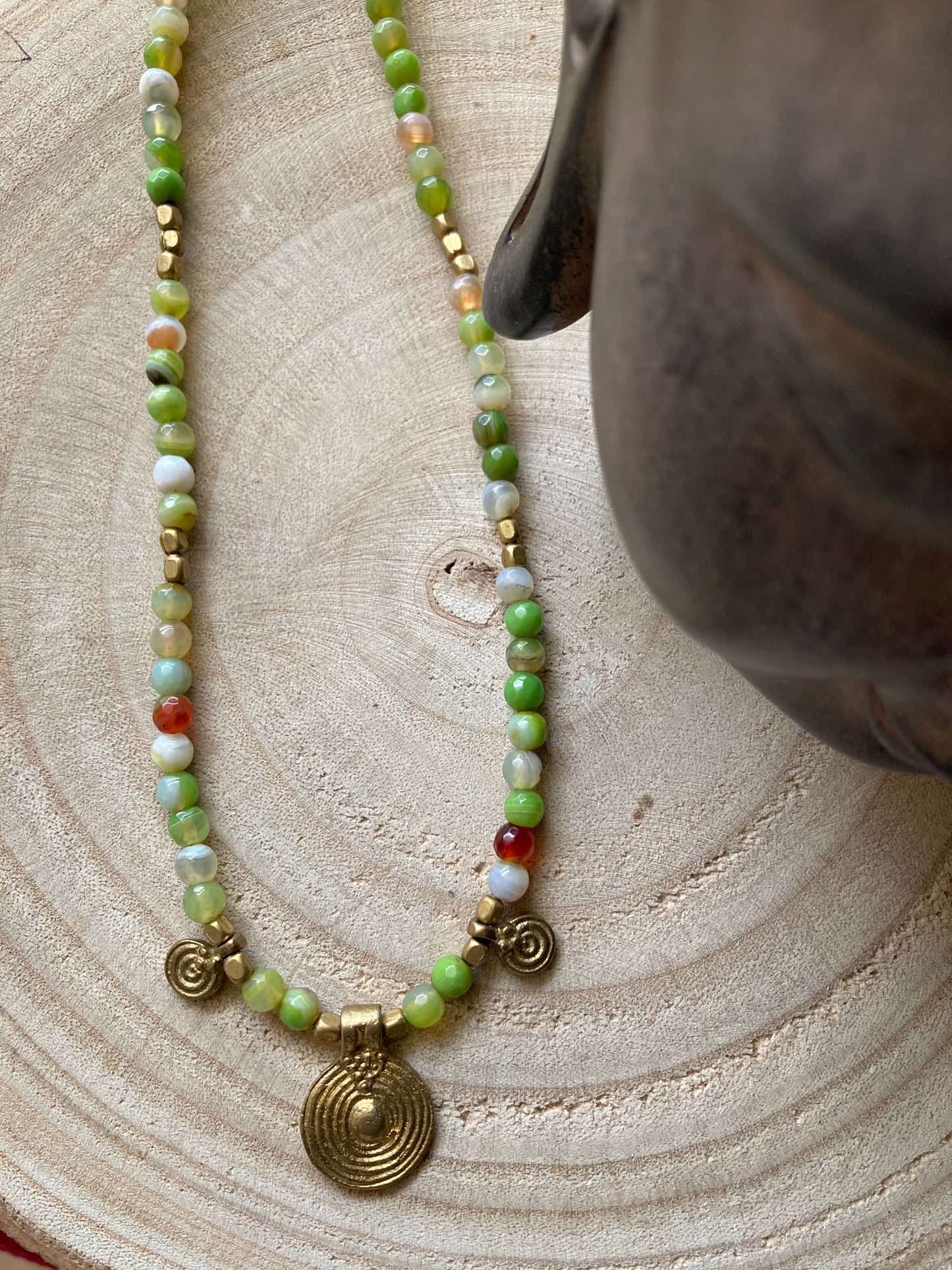 Collana etnica con pietre dure e pendenti in ottone naturale