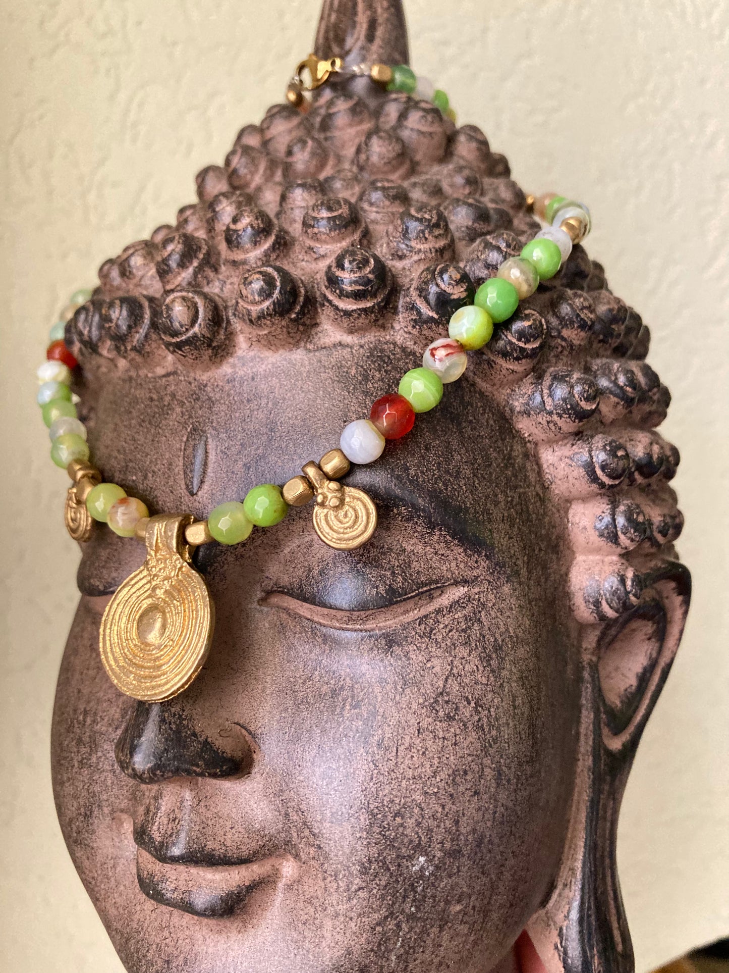 Collana etnica con pietre dure e pendenti in ottone naturale