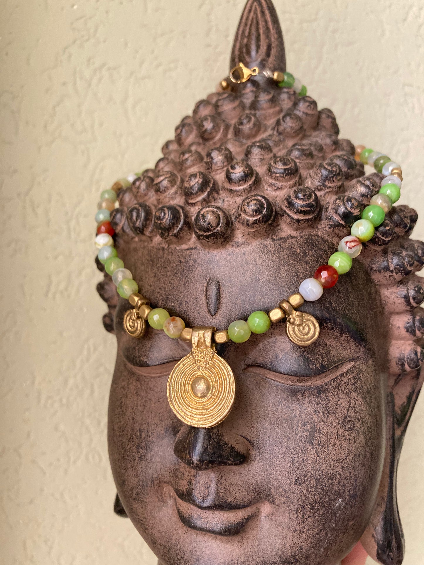 Collana etnica con pietre dure e pendenti in ottone naturale