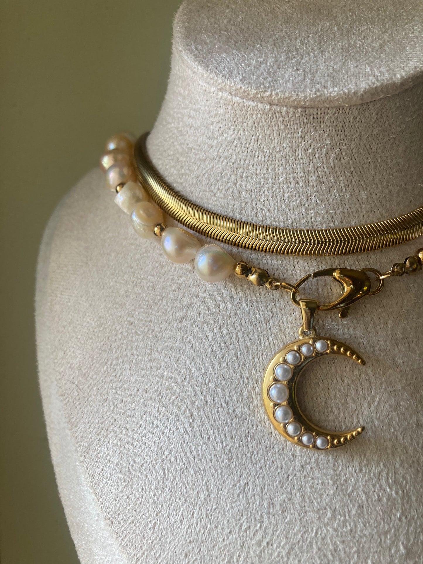 Collana Girocollo Perle di Fiume e Pendente in Acciaio