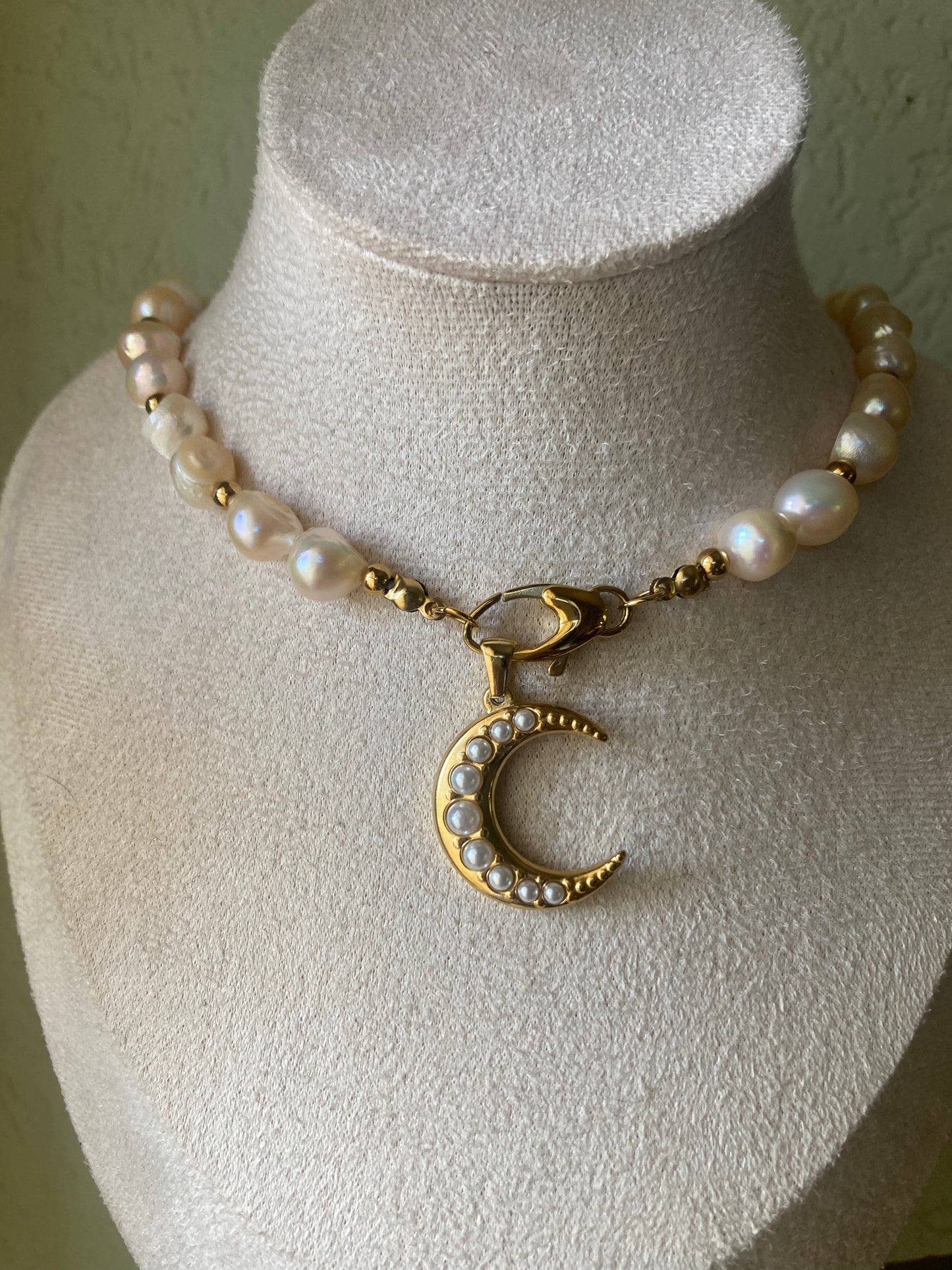 Collana Girocollo Perle di Fiume e Pendente in Acciaio
