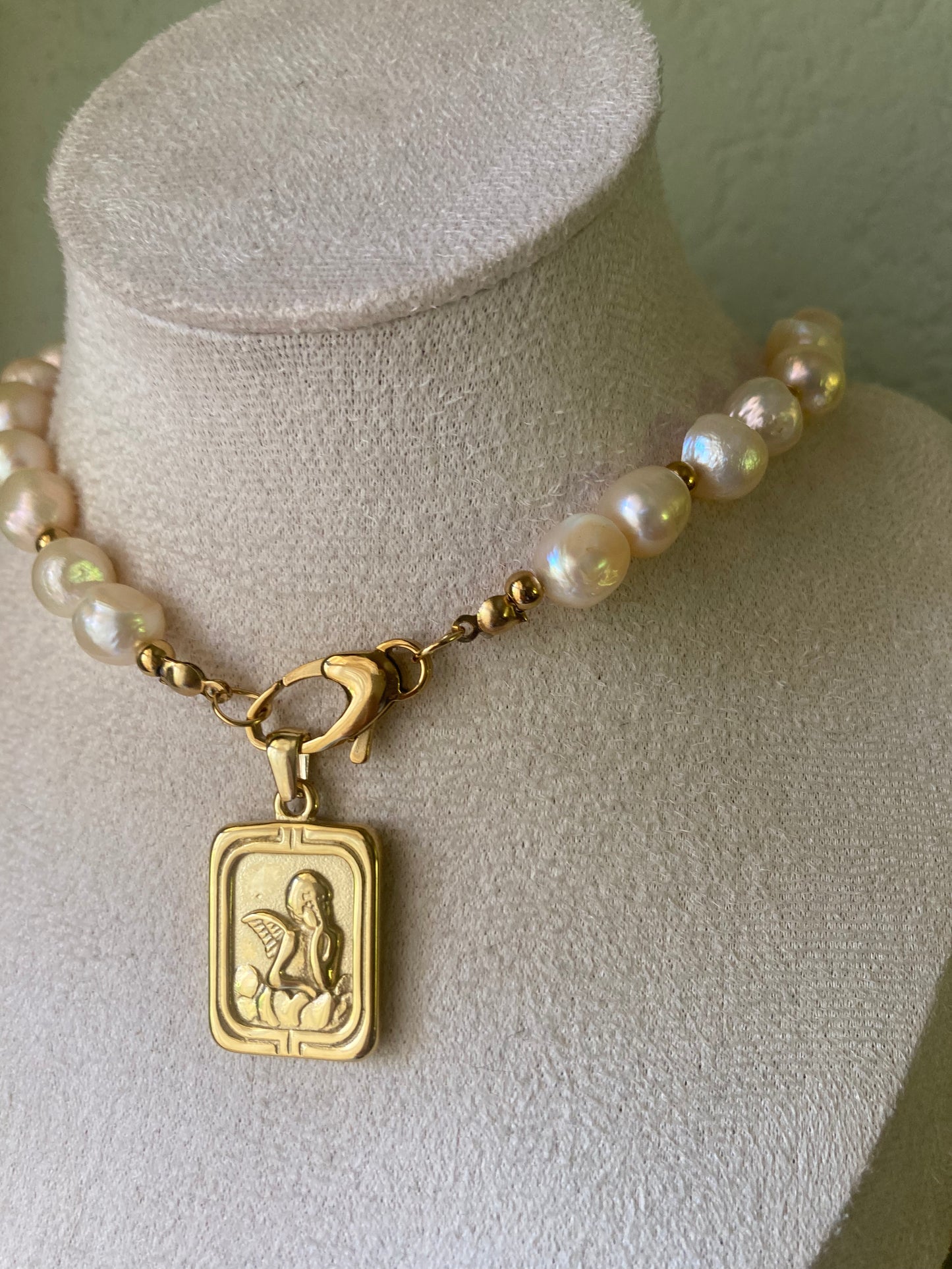 Collana Girocollo Perle di Fiume e Pendente in Acciaio
