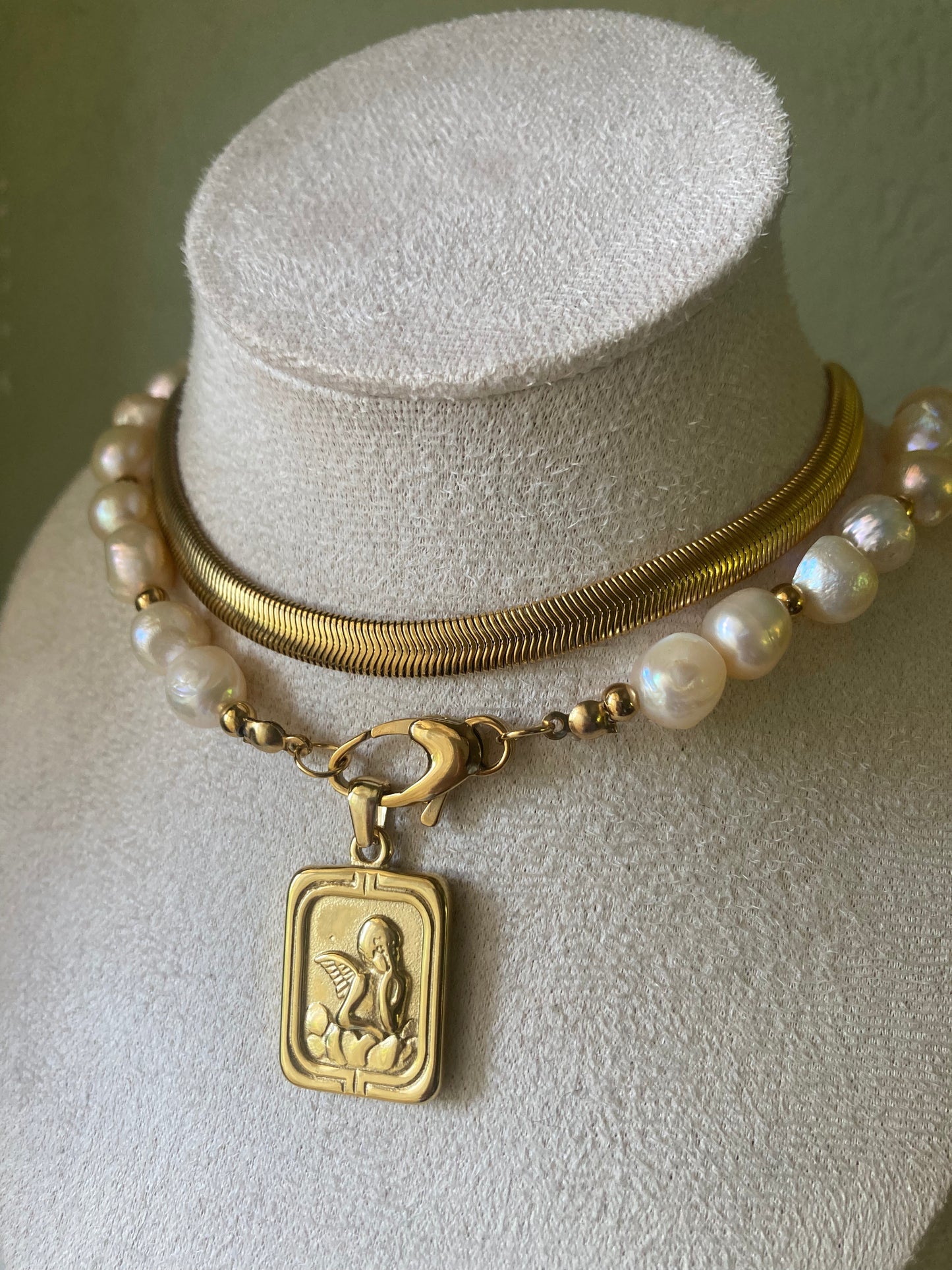 Collana Girocollo Perle di Fiume e Pendente in Acciaio