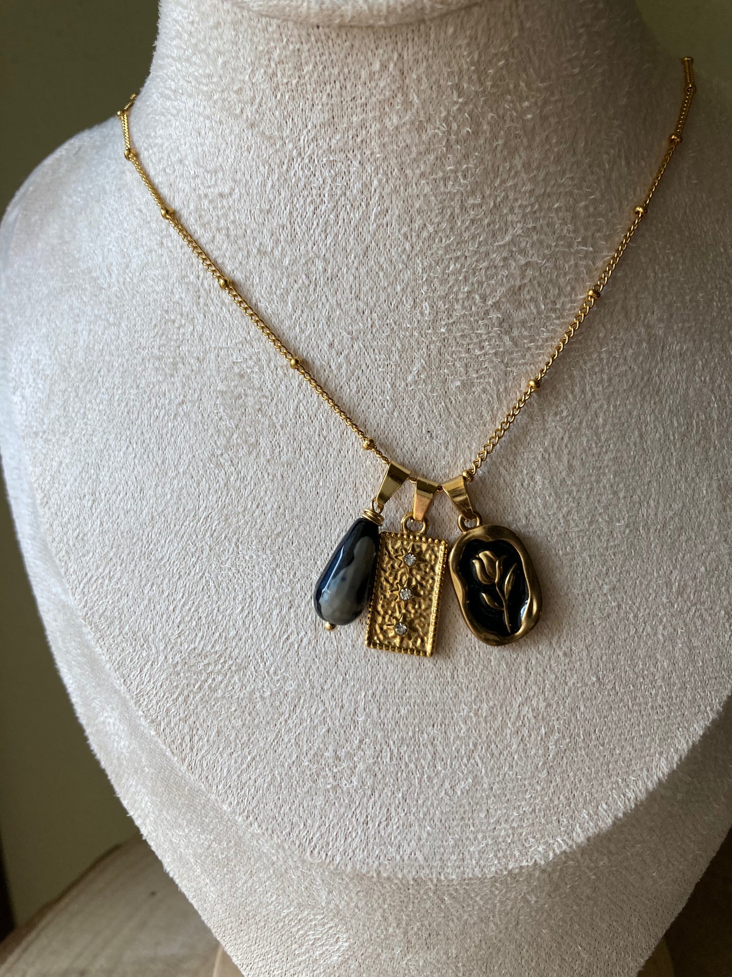 Collana in acciaio con tre pendenti