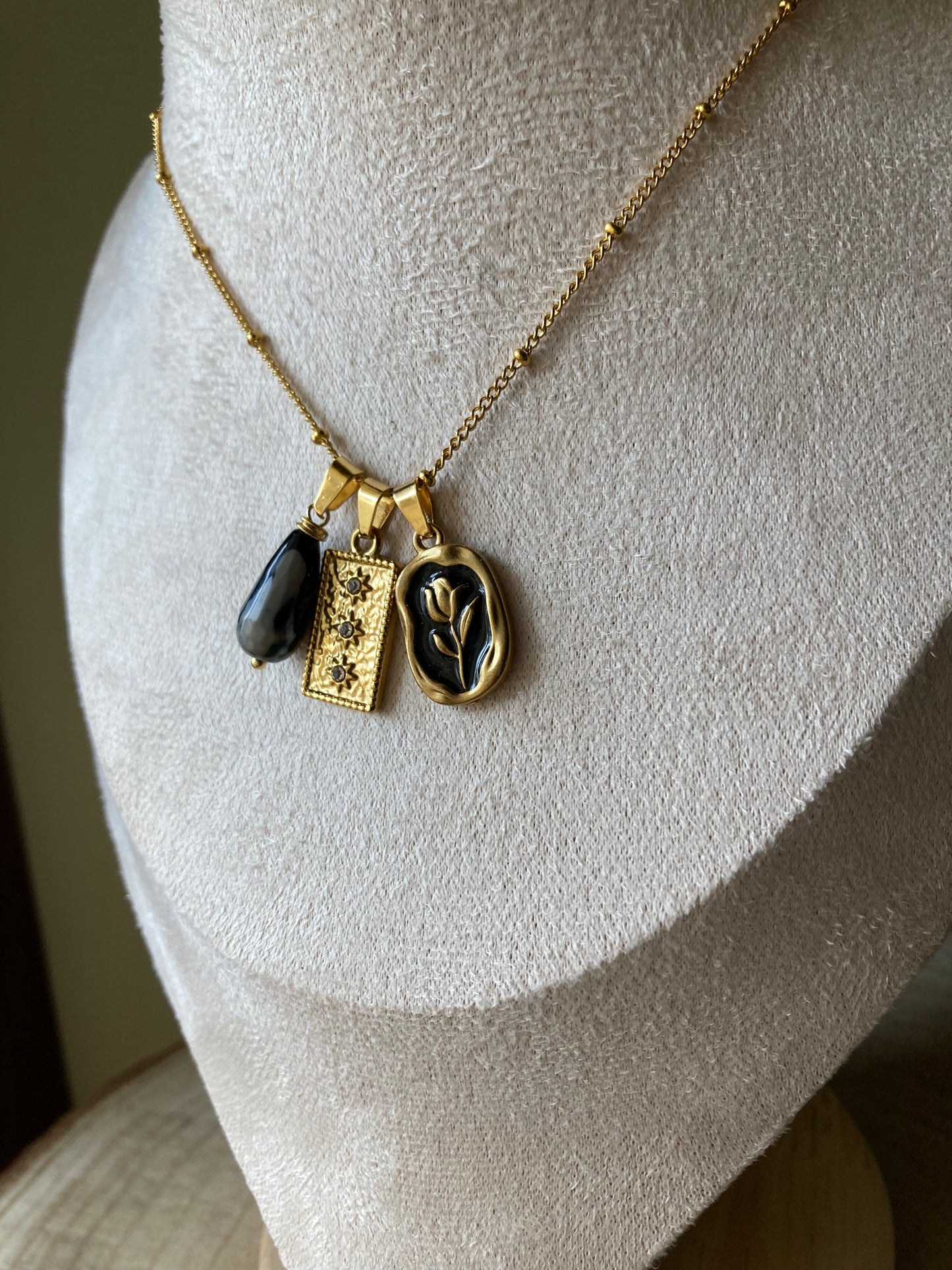 Collana in acciaio con tre pendenti