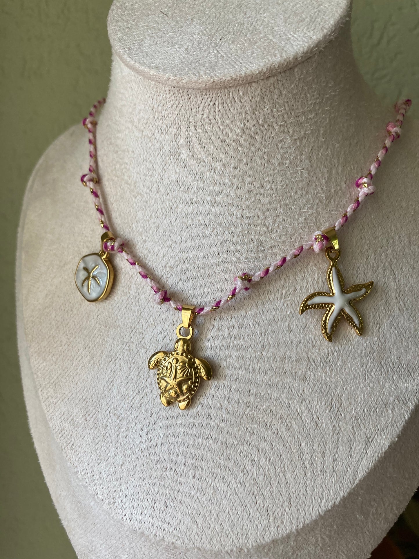 Collanina Kora con cordino rosa e tre pendenti