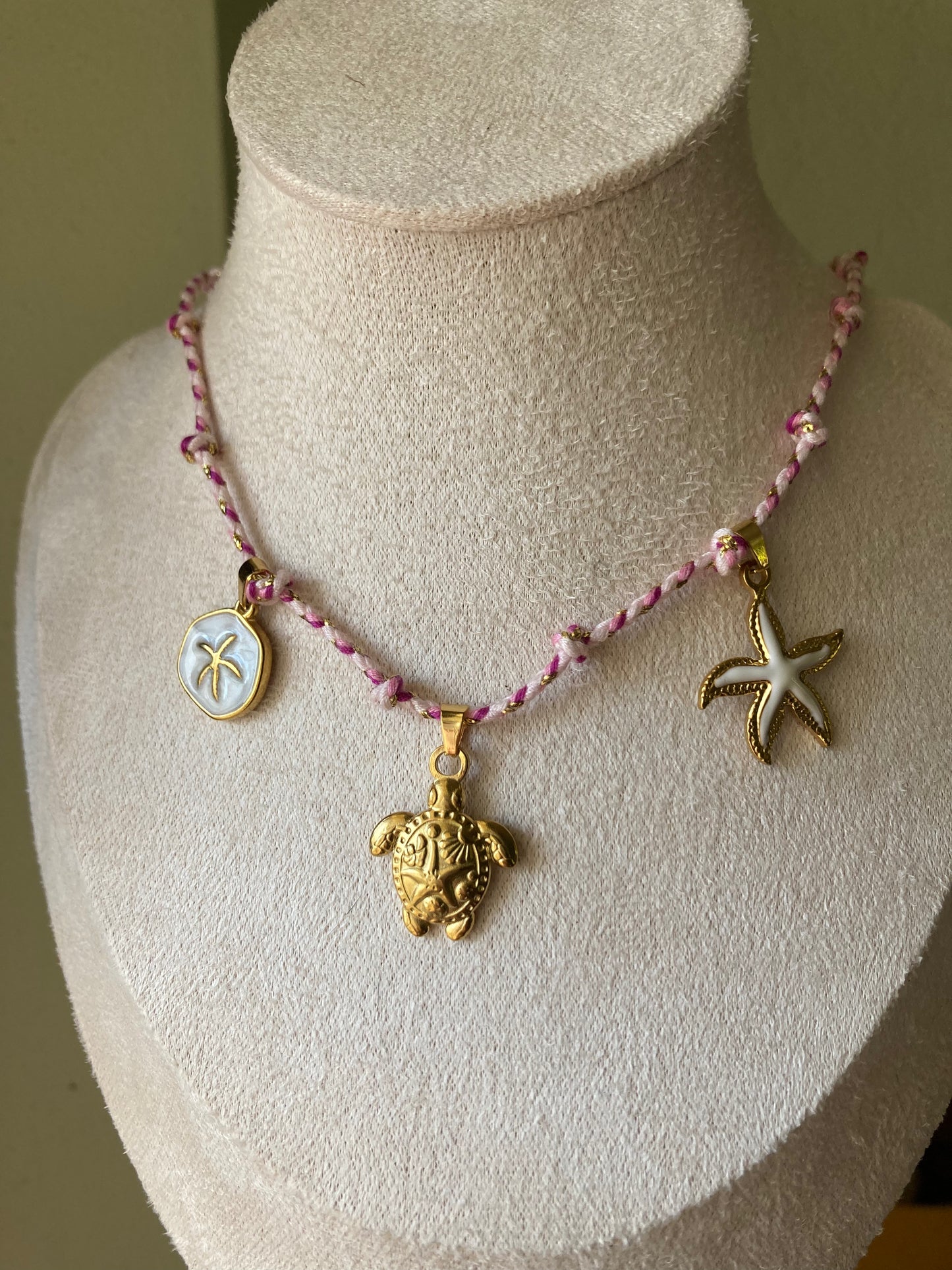 Collanina Kora con cordino rosa e tre pendenti