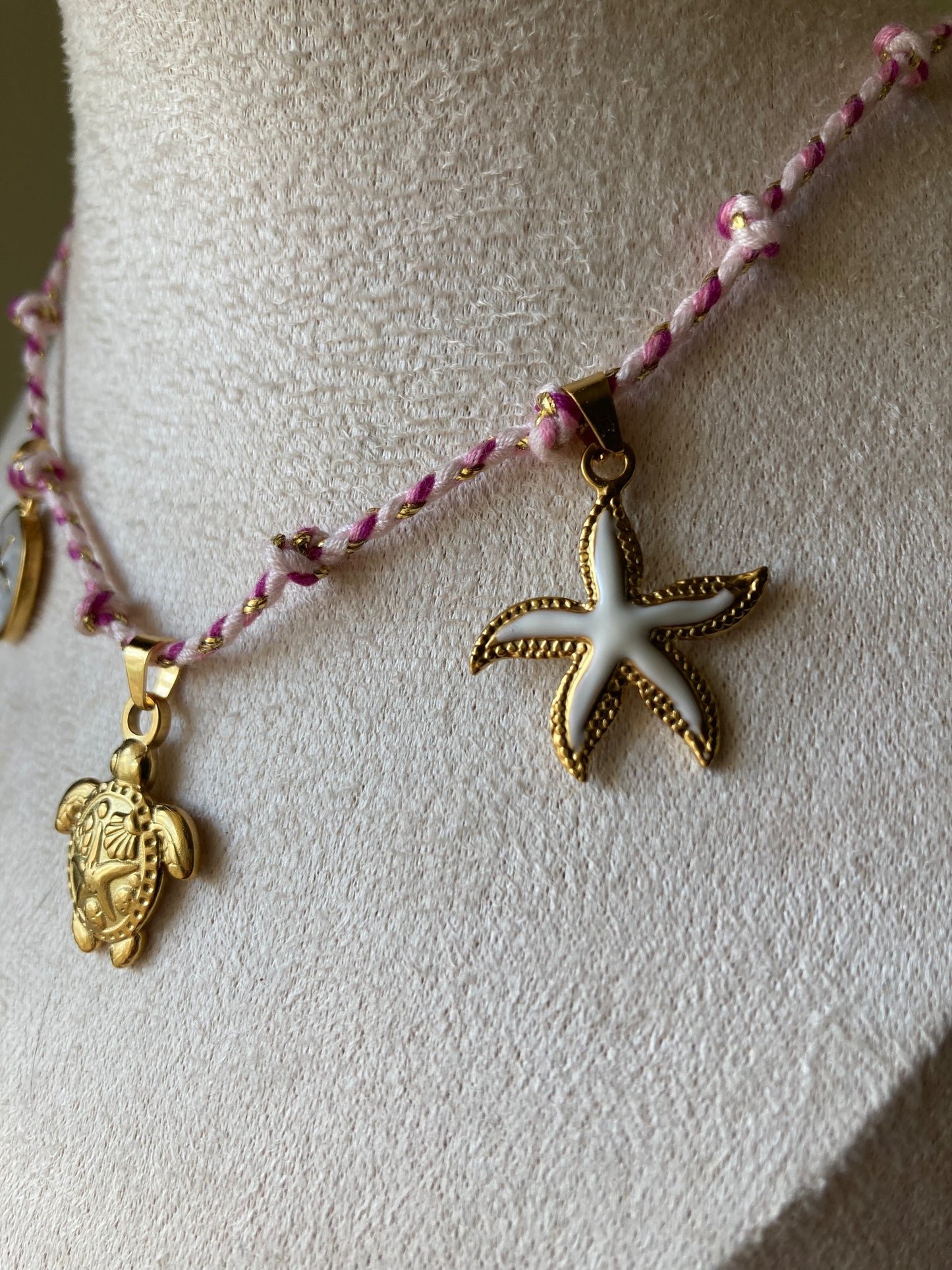 Collanina Kora con cordino rosa e tre pendenti