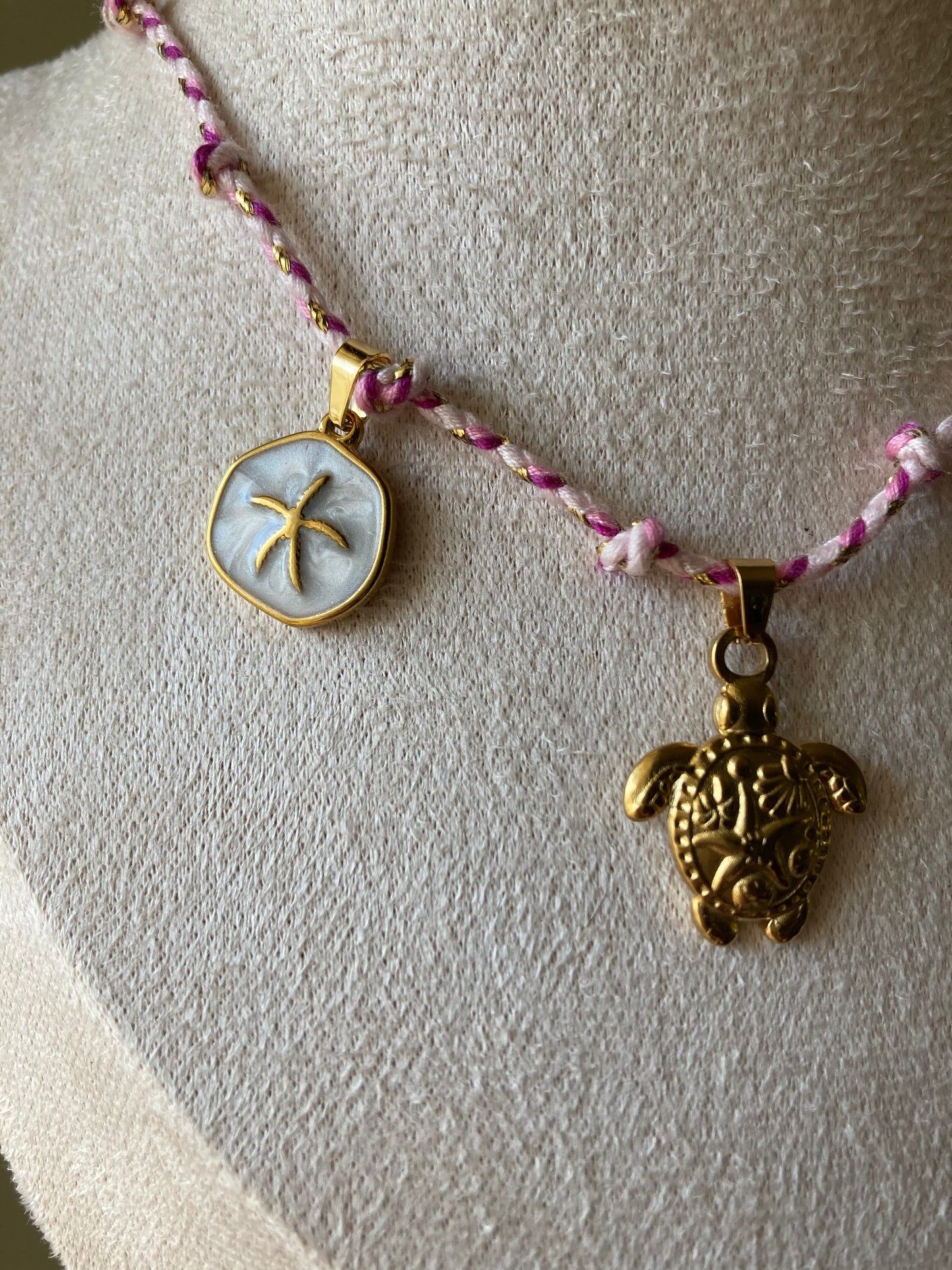 Collanina Kora con cordino rosa e tre pendenti