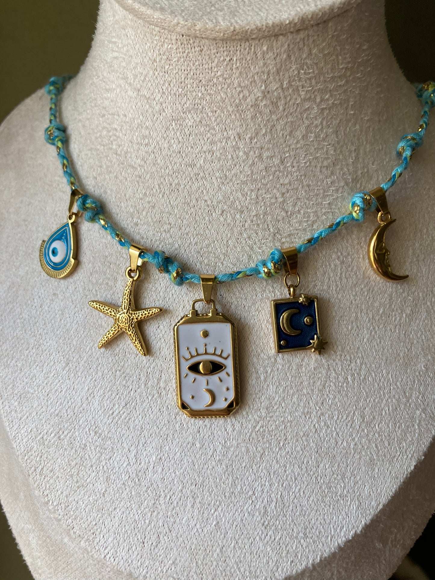 Collanina Kora con cordino azzurro 5 pendenti