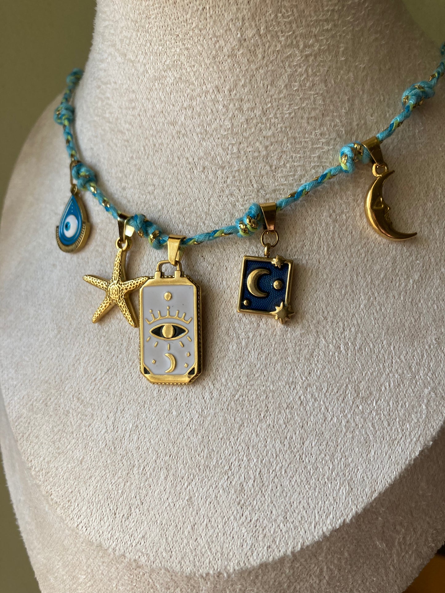 Collanina Kora con cordino azzurro 5 pendenti