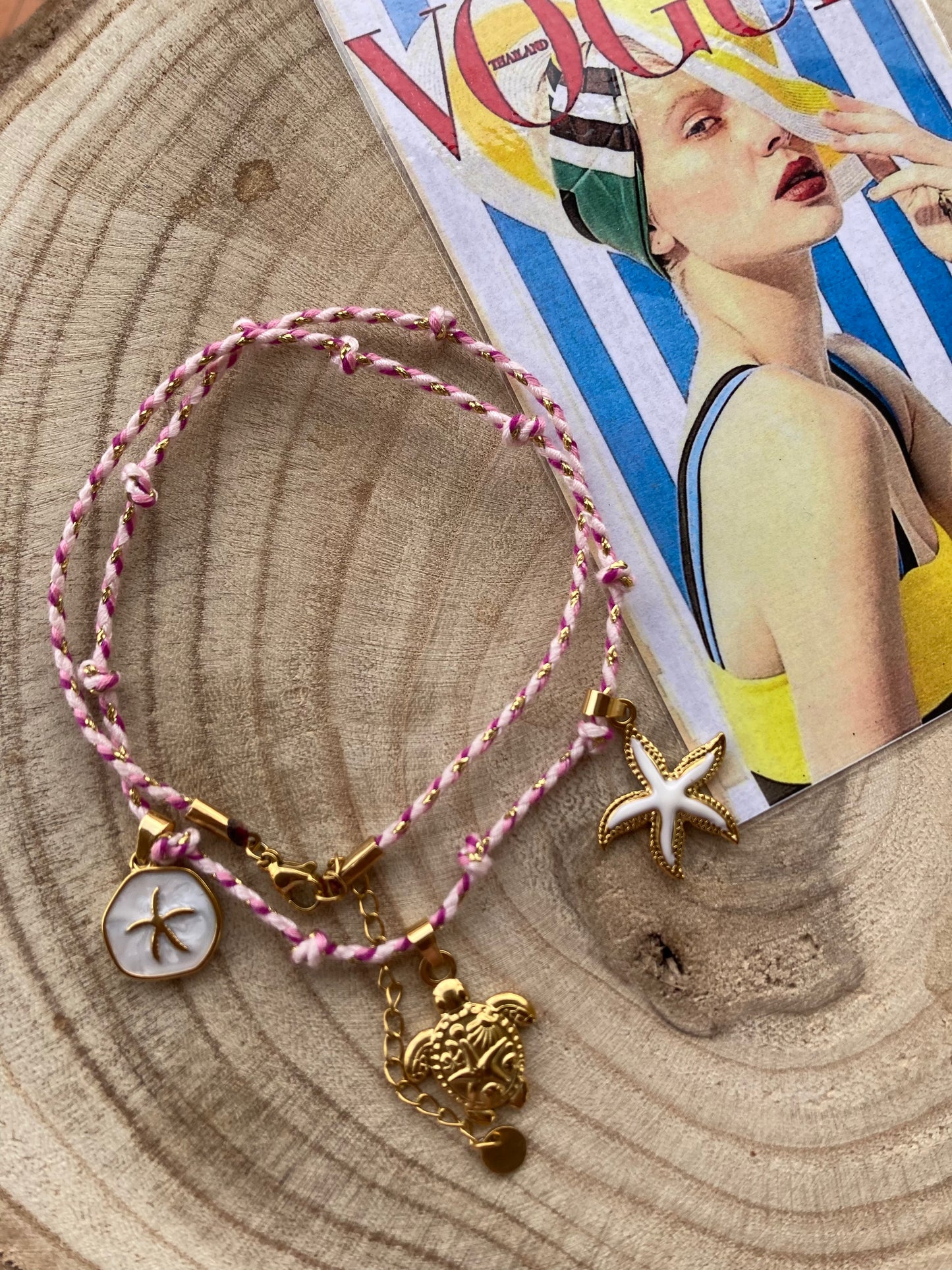 Collanina Kora con cordino rosa e tre pendenti