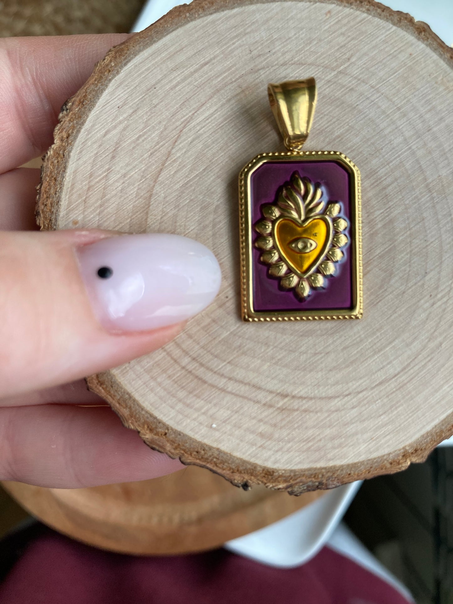 Ciondolo Medaglia Cuore Sacro Sfondo Viola, Gold