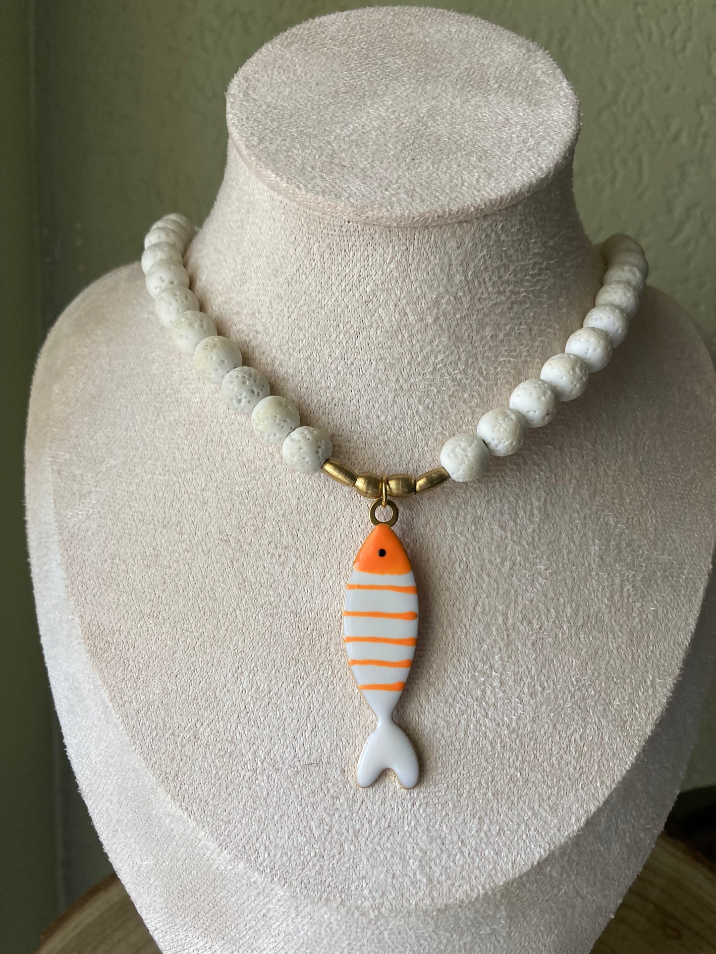 Collana Pietra Lavica Bianca Pendente Pesce Acciaio Arancio