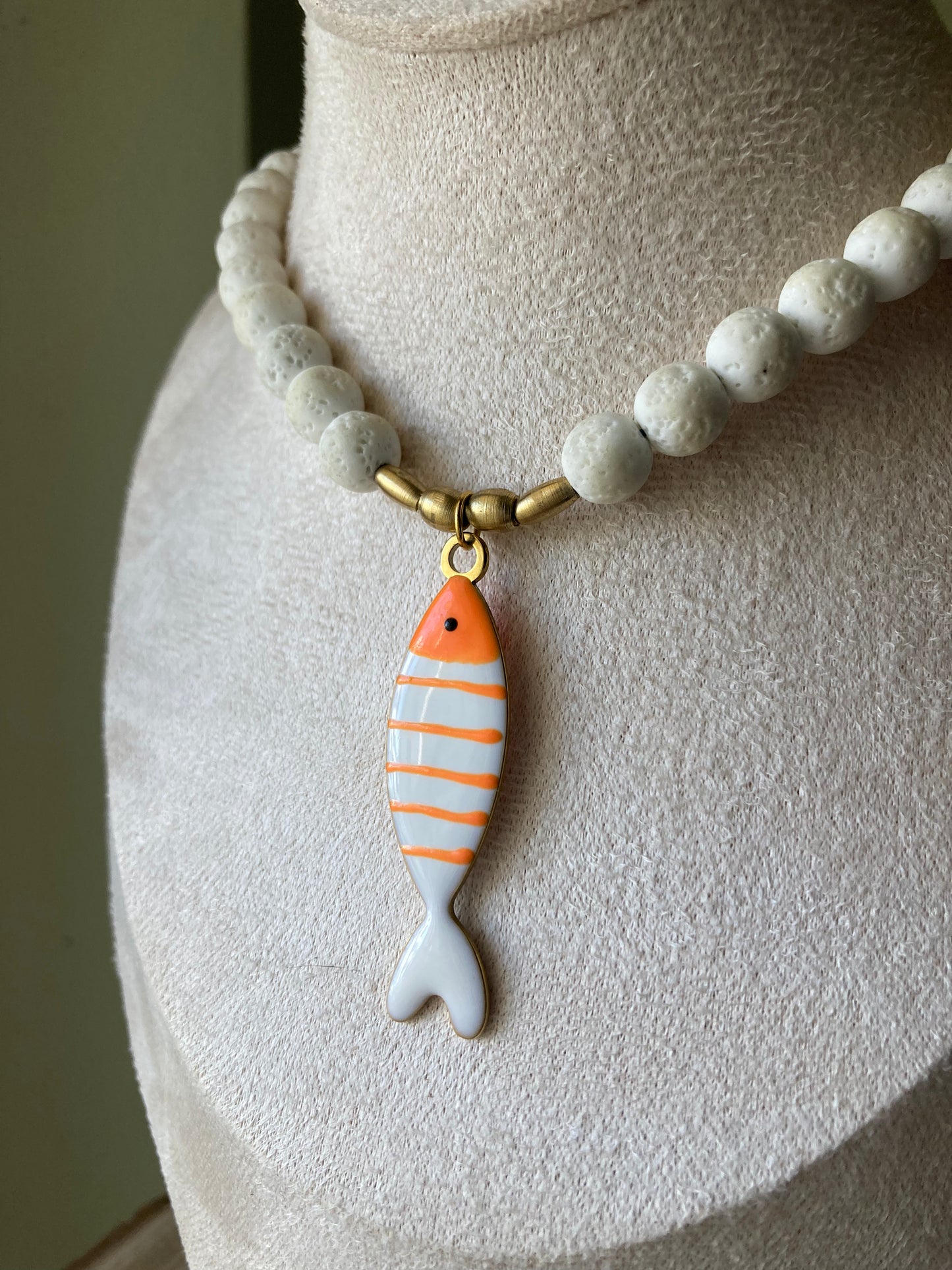 Collana Pietra Lavica Bianca Pendente Pesce Acciaio Arancio