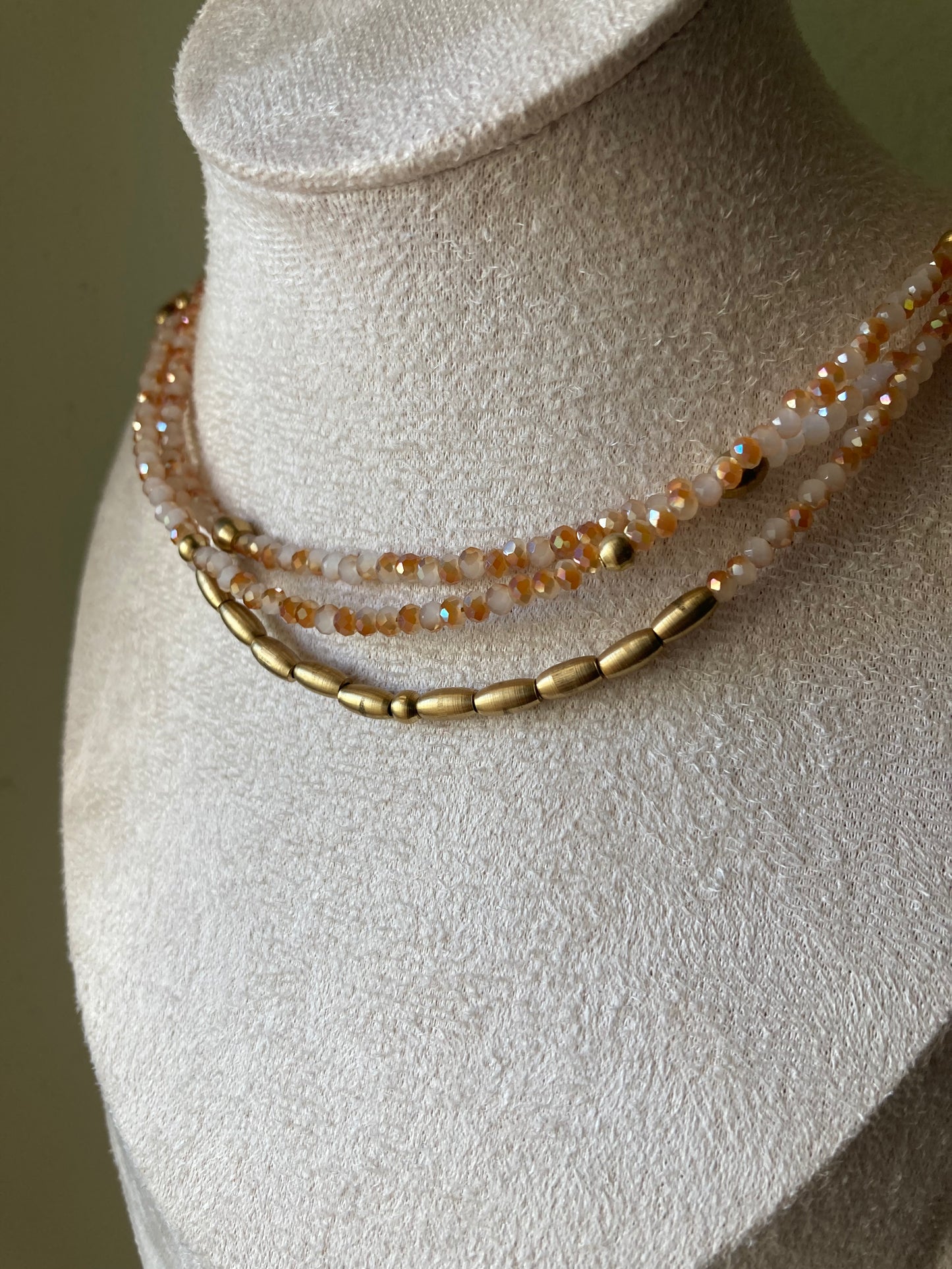 Girocollo 3 Fili Con Cristalli e Pepite Ottone