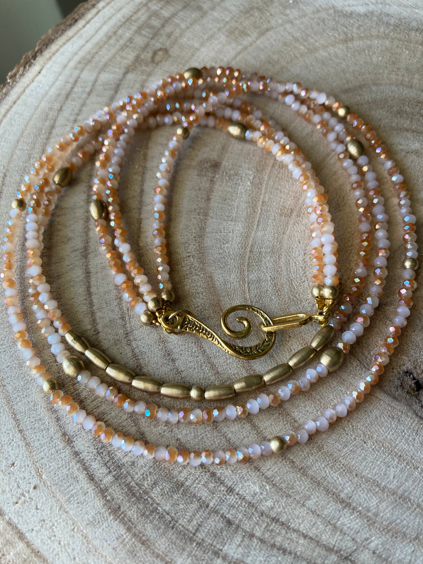 Girocollo 3 Fili Con Cristalli e Pepite Ottone