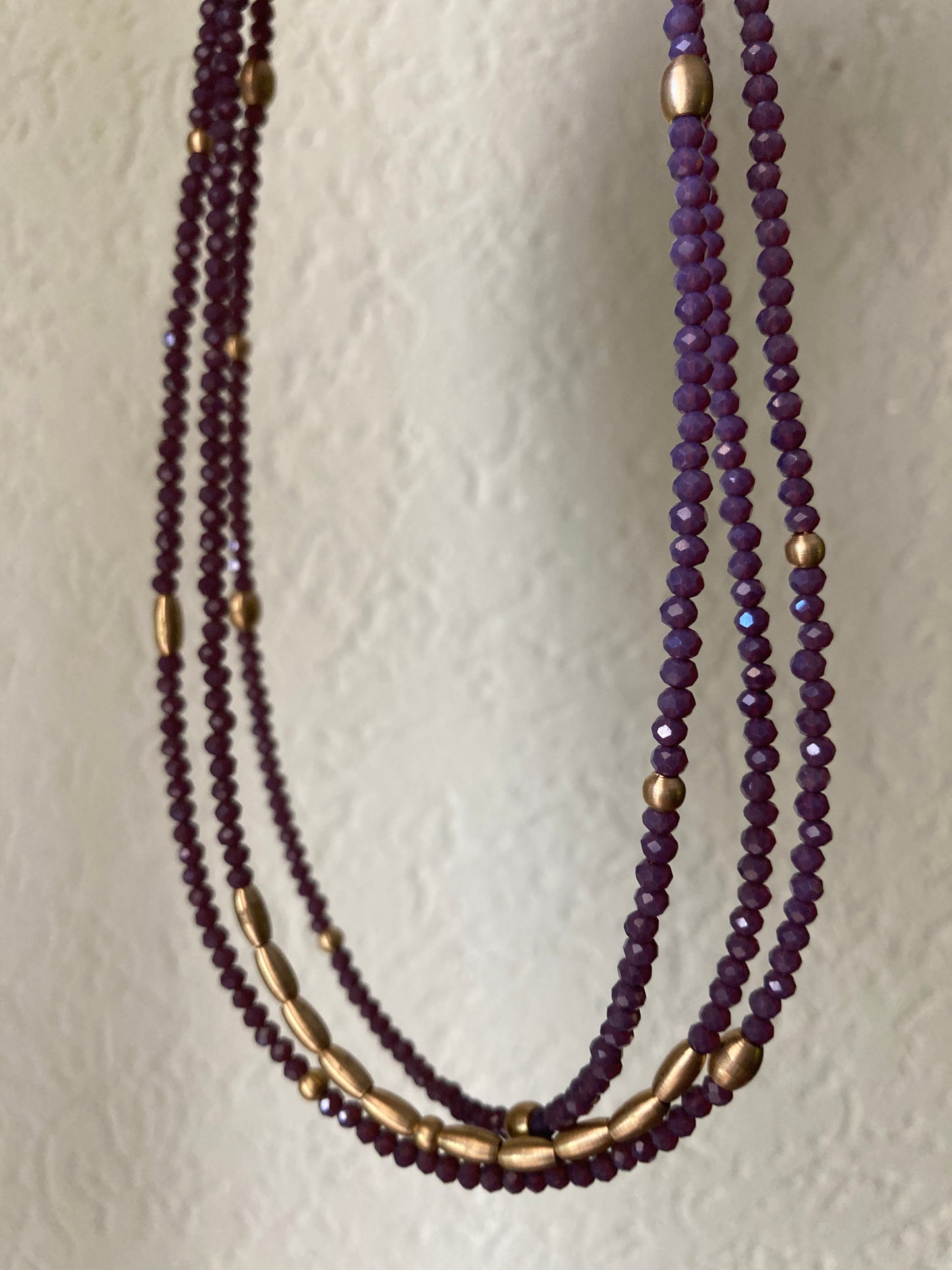 Girocollo 3 Fili Con Cristalli e Pepite Ottone