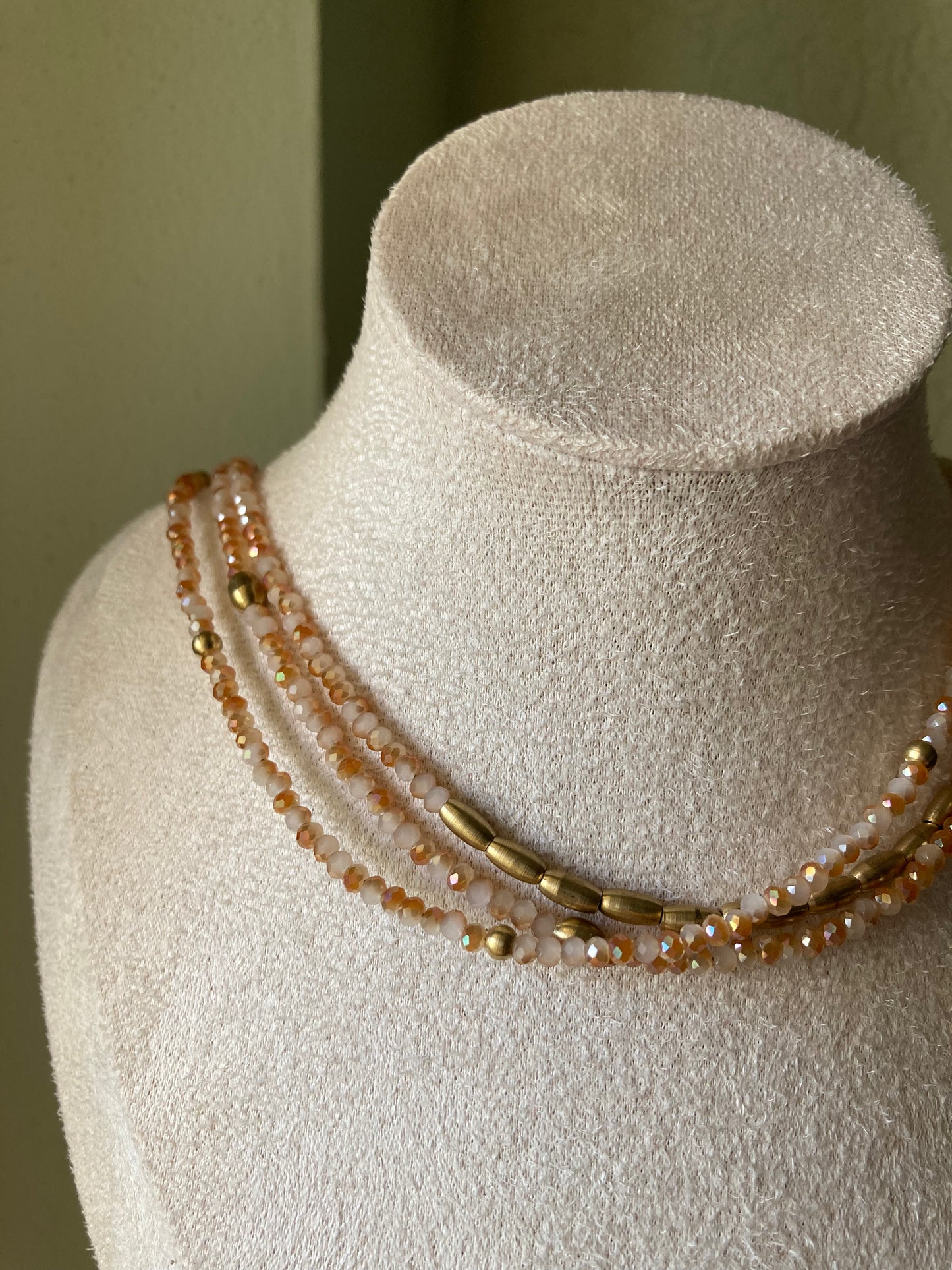 Girocollo 3 Fili Con Cristalli e Pepite Ottone