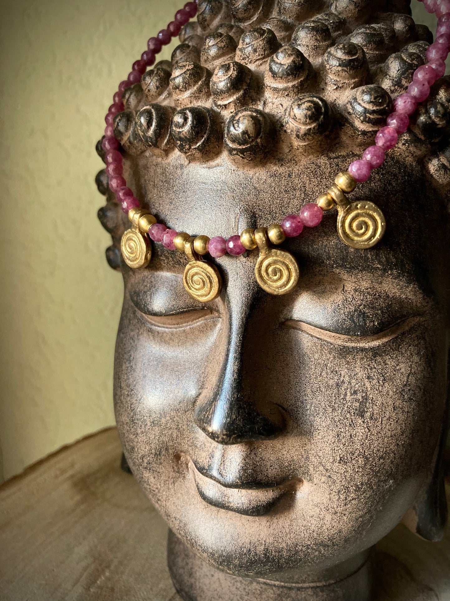 Collana Etnica con Pietre di Agata Viola e Pendenti in Ottone