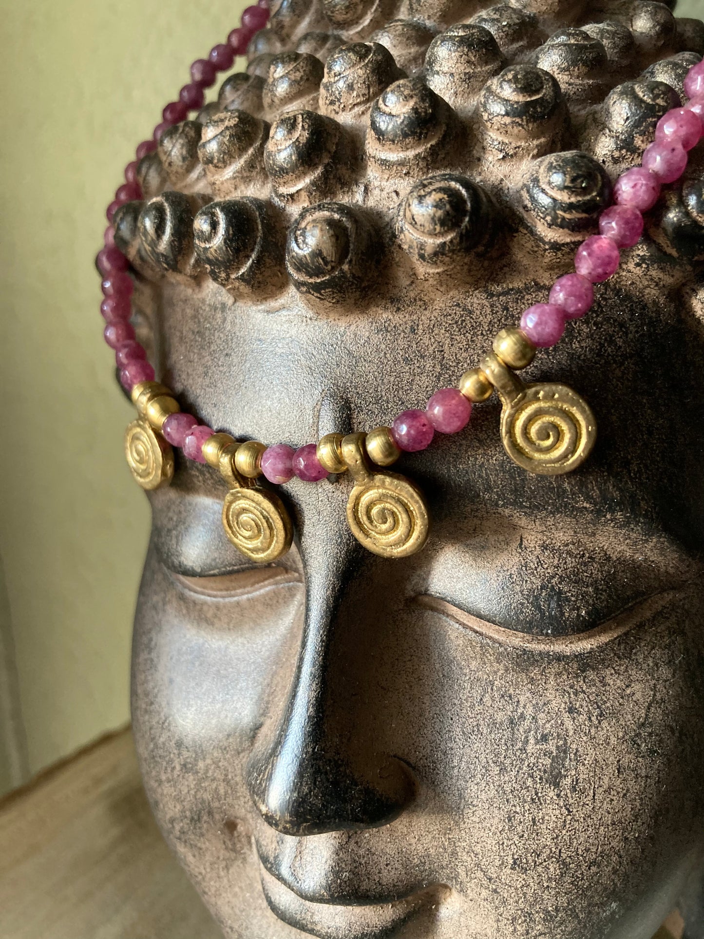 Collana Etnica con Pietre di Agata Viola e Pendenti in Ottone