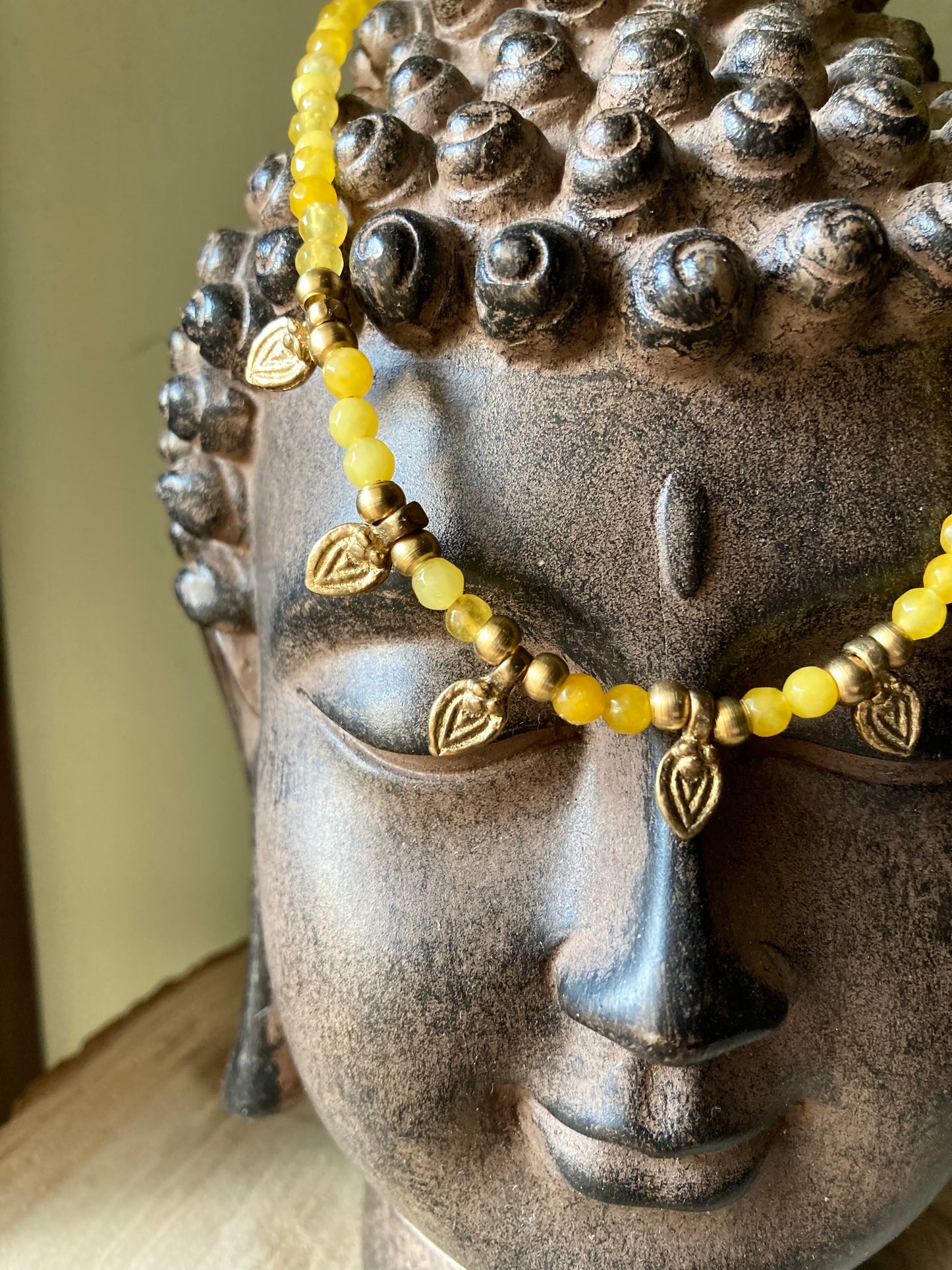 Collana Etnica con Pietre di Agata Gialla e Pendenti in Ottone