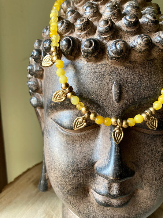 Collana Etnica con Pietre di Agata Gialla e Pendenti in Ottone