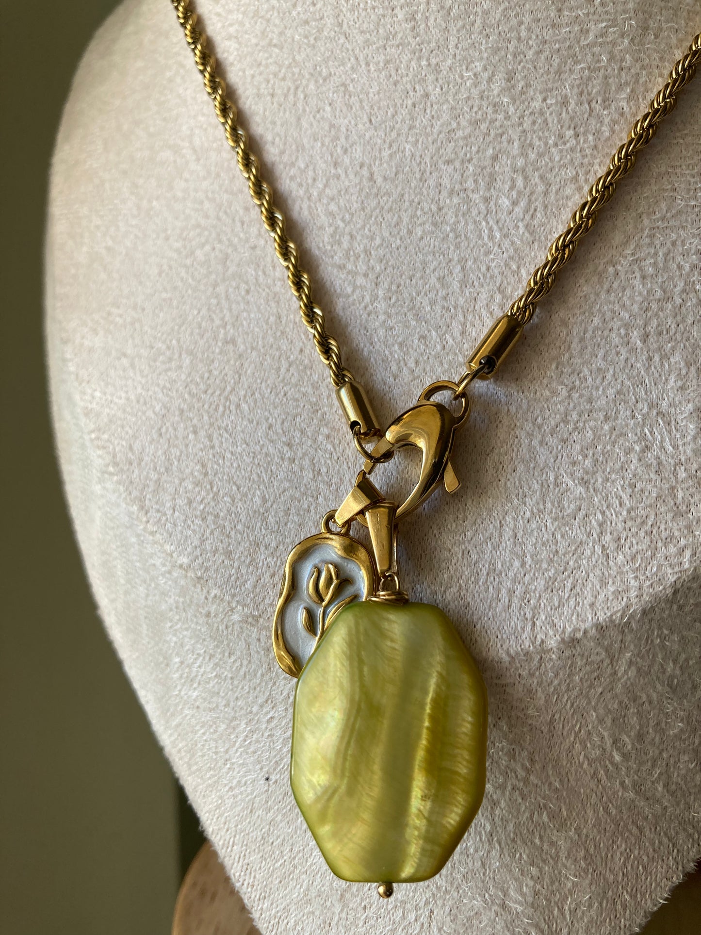 Collana Braid Con Pendente Madreperla e Ciondolo Acciaio