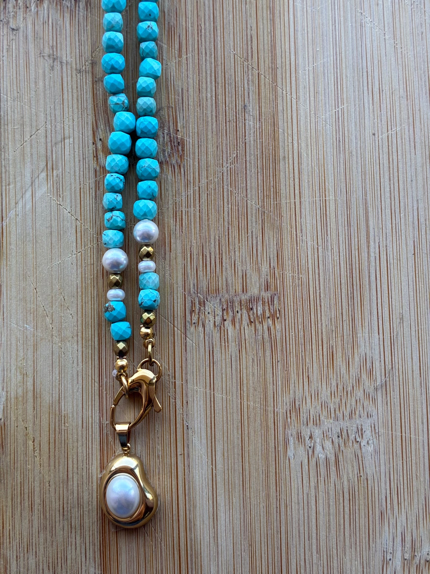 Collana Pietre di Pasta di Turchese Cubiche Sfaccettate con Pendente Perla