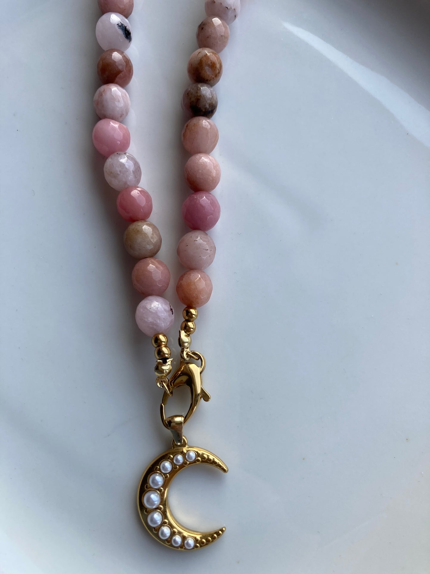 Collana Girocollo con Pietre Dure e Pendente Luna in Acciaio