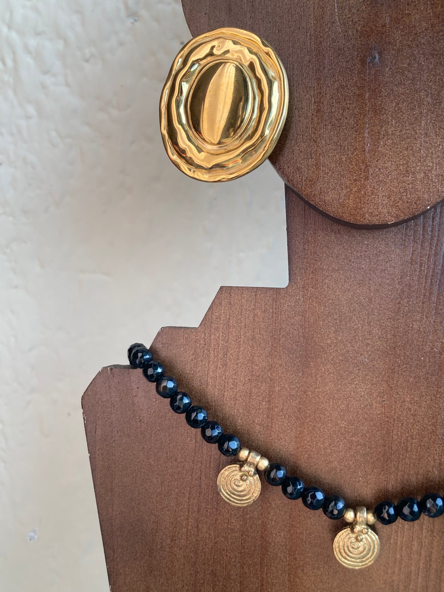 Collana in Stile Etnico con Pietre Nere Sfaccettate e Pendenti in Ottone
