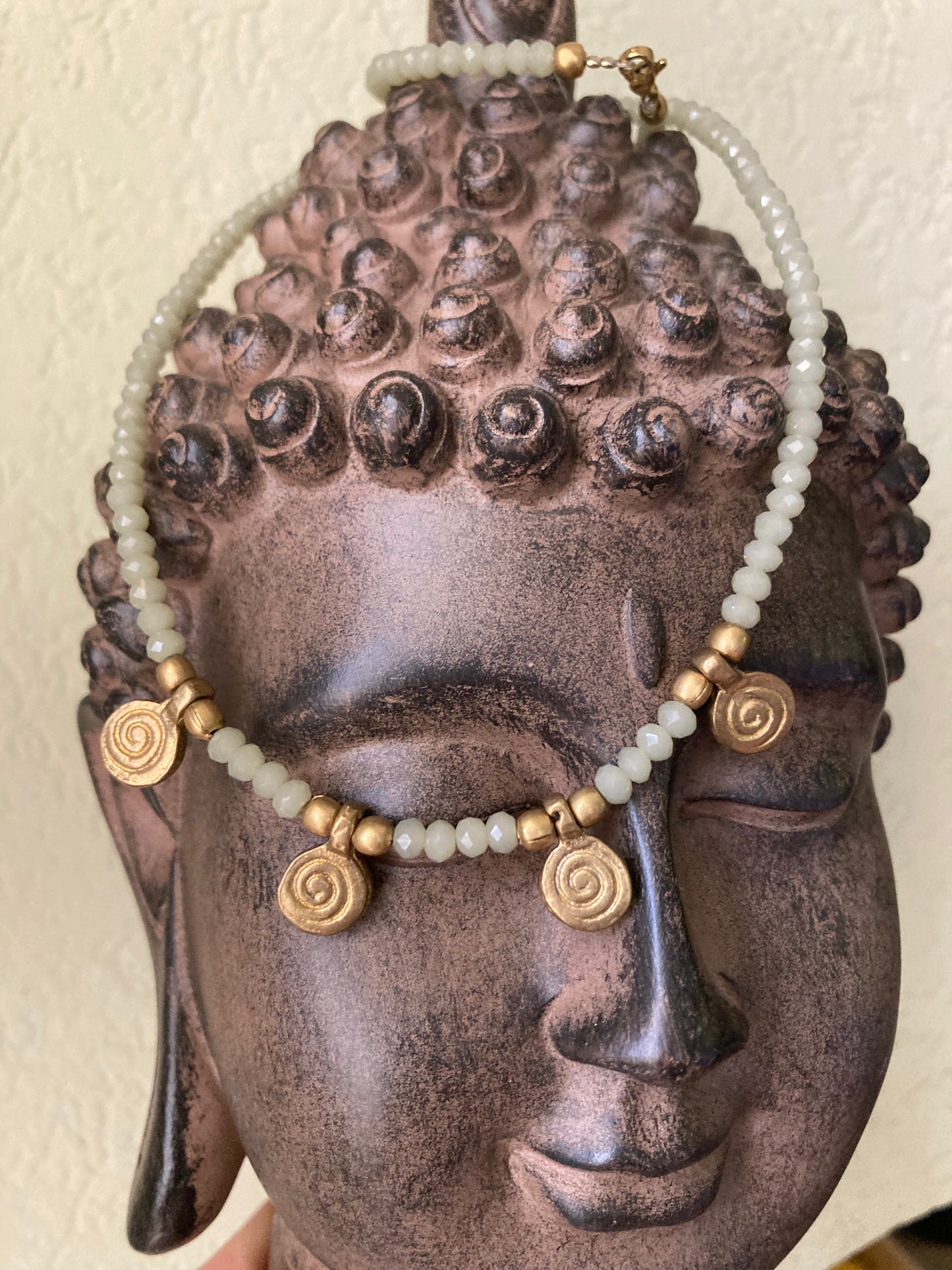 Collanine in stile etnico con pendenti in ottone naturale