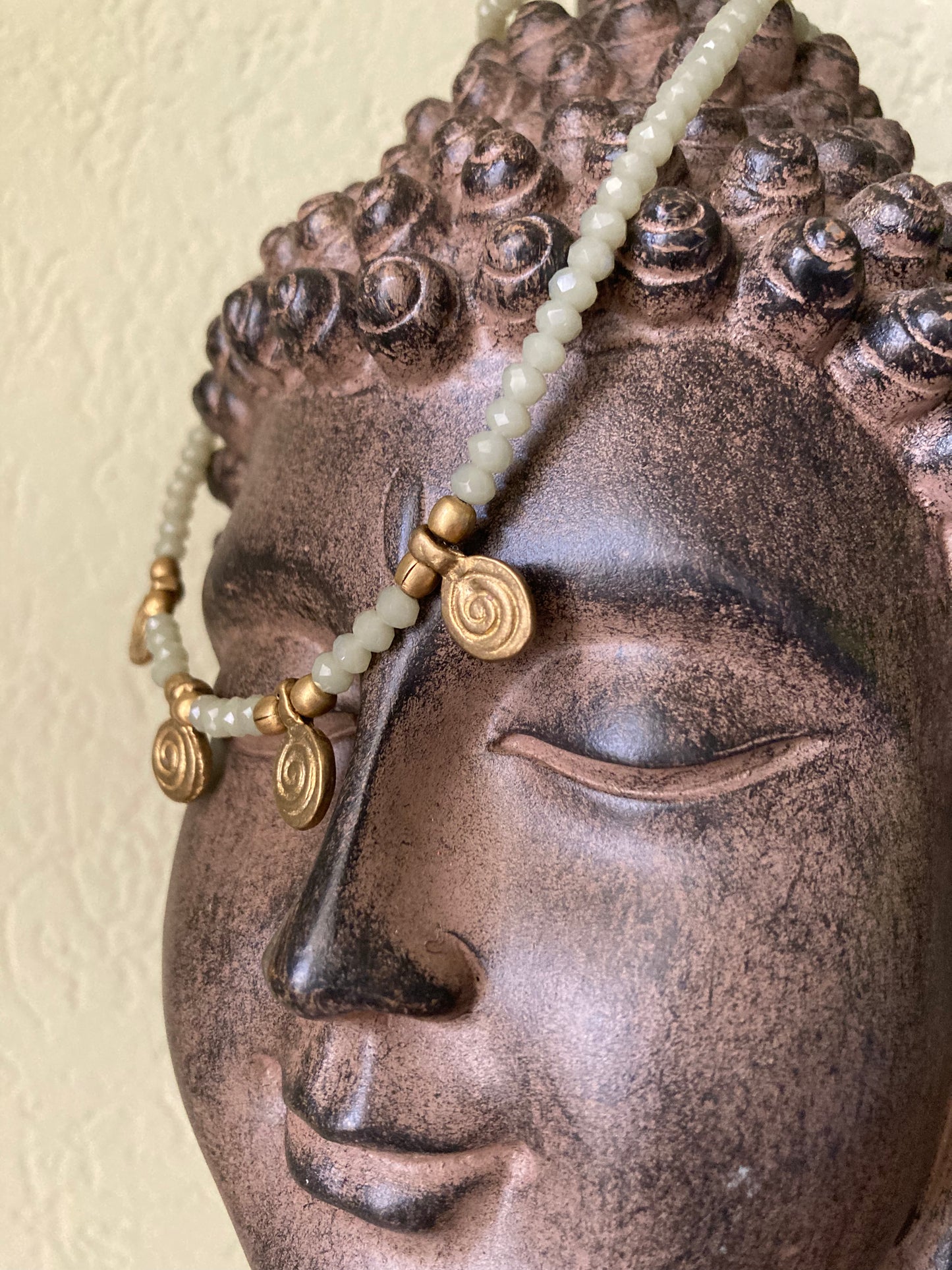 Collanine in stile etnico con pendenti in ottone naturale