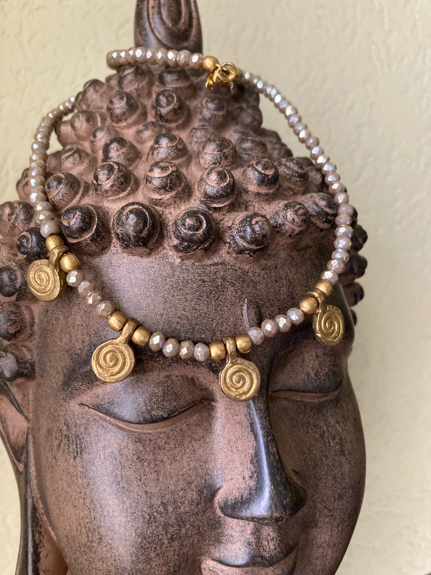 Collanine in stile etnico con pendenti in ottone naturale