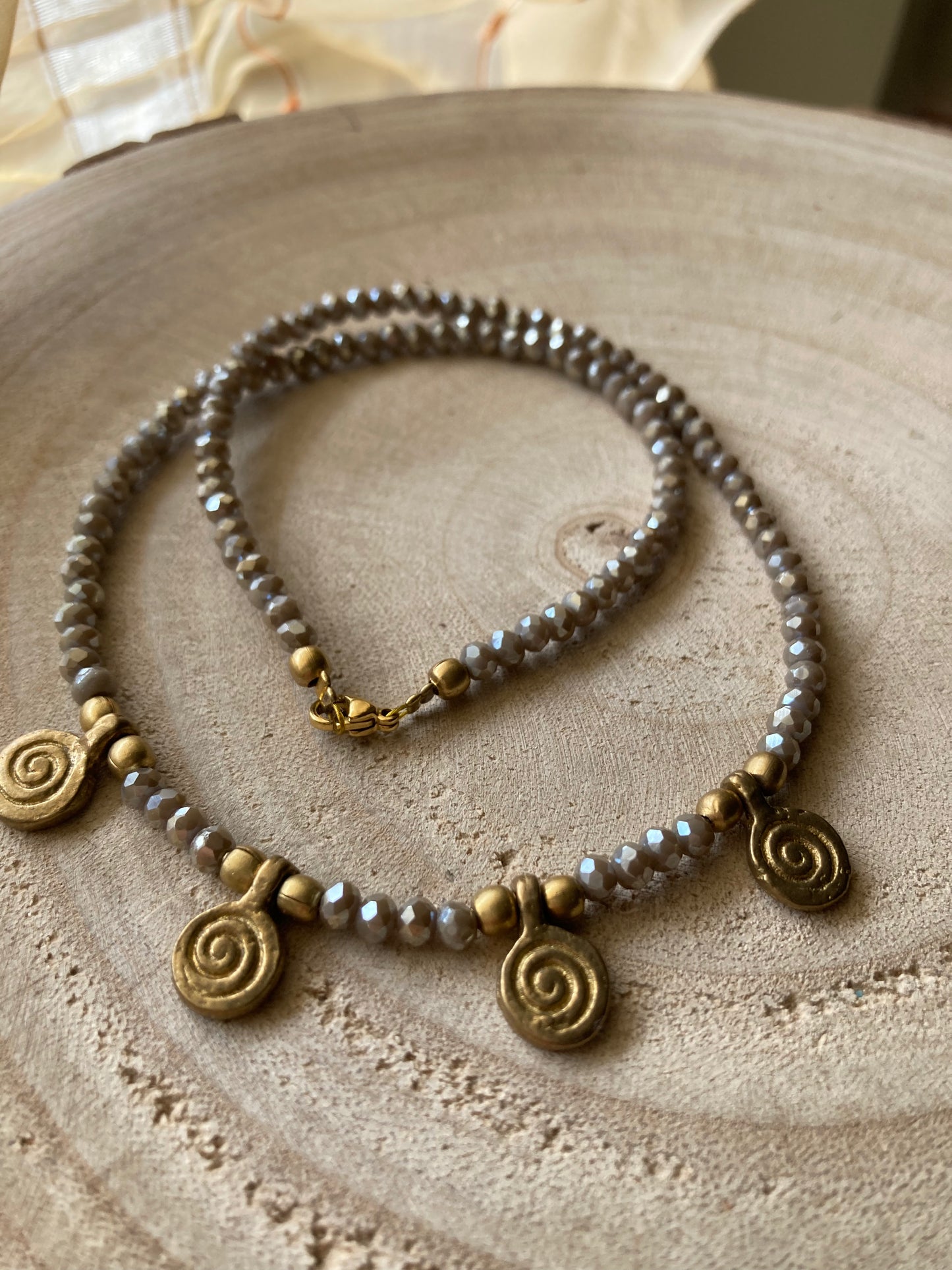 Collanine in stile etnico con pendenti in ottone naturale