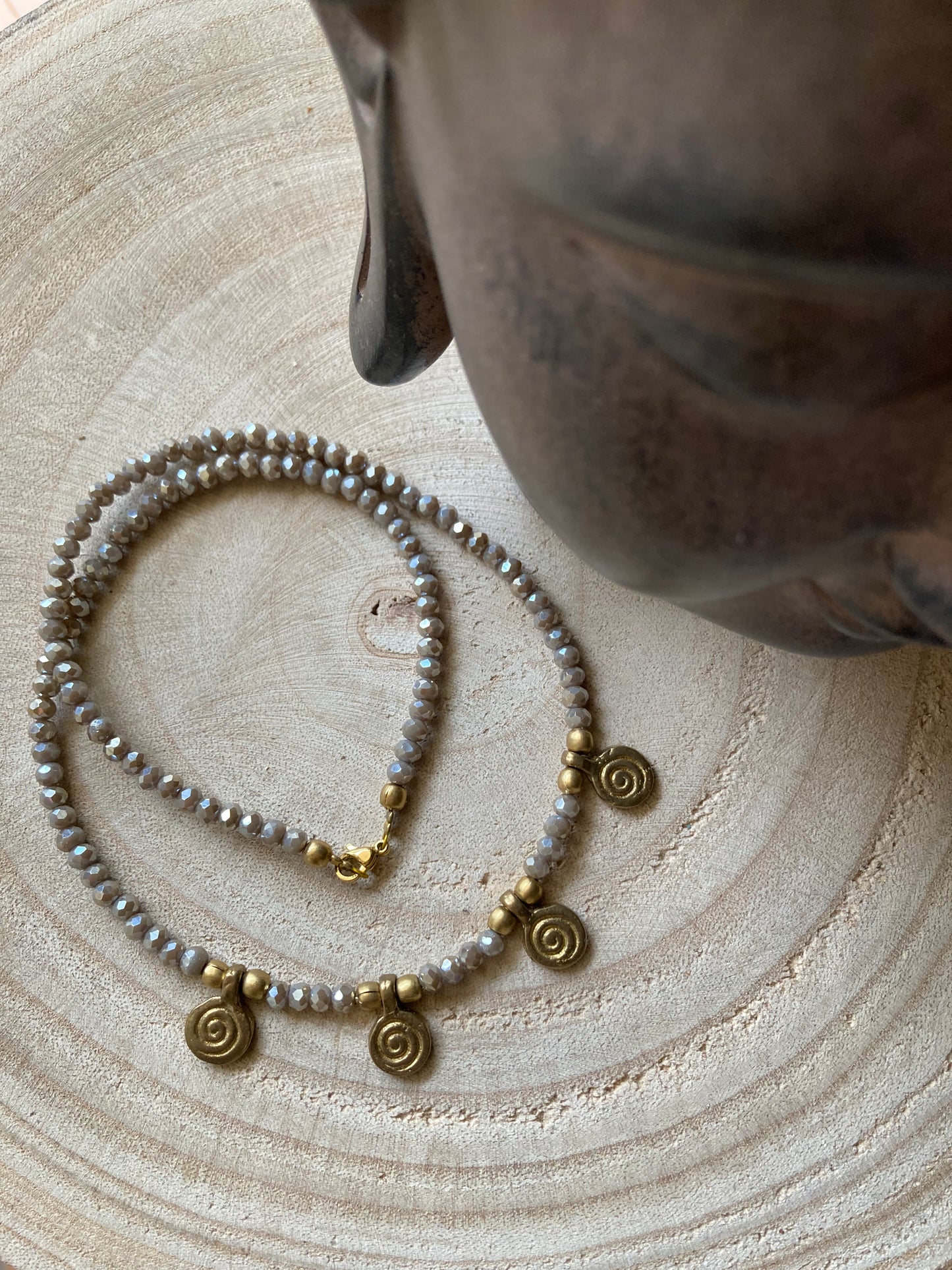 Collanine in stile etnico con pendenti in ottone naturale