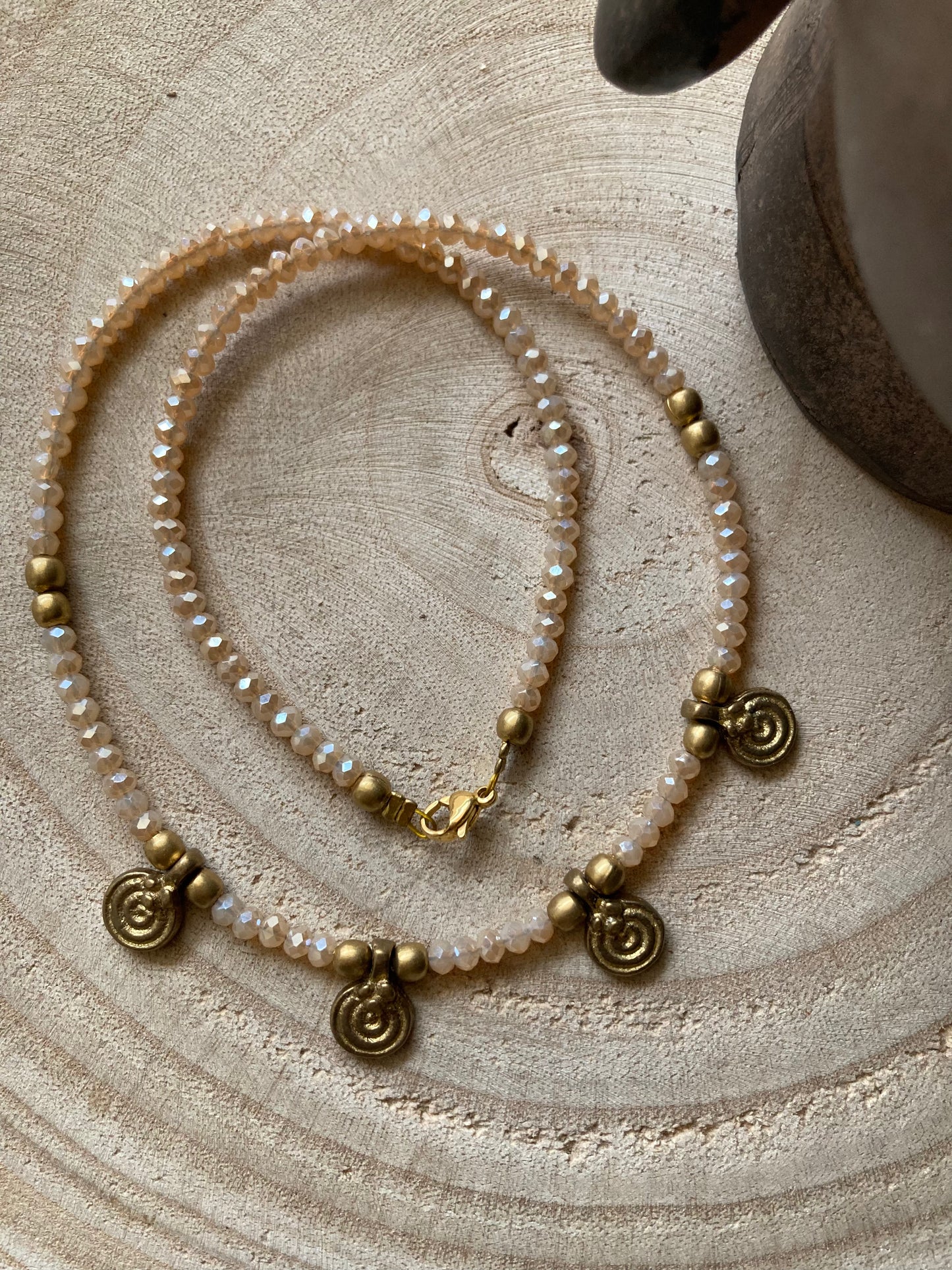 Collanine in stile etnico con pendenti in ottone naturale