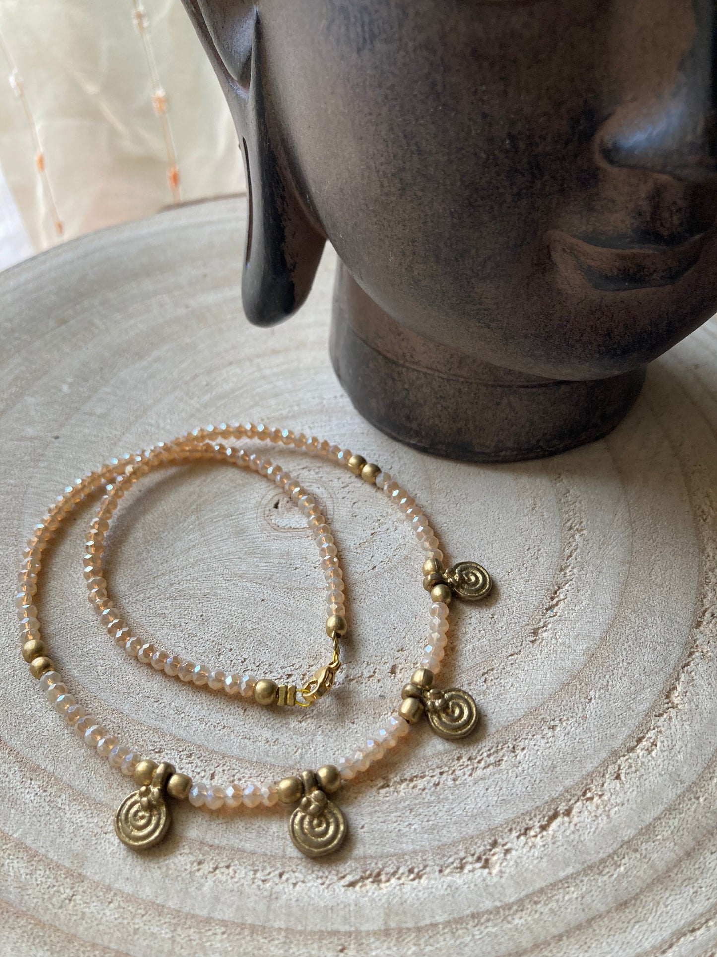 Collanine in stile etnico con pendenti in ottone naturale