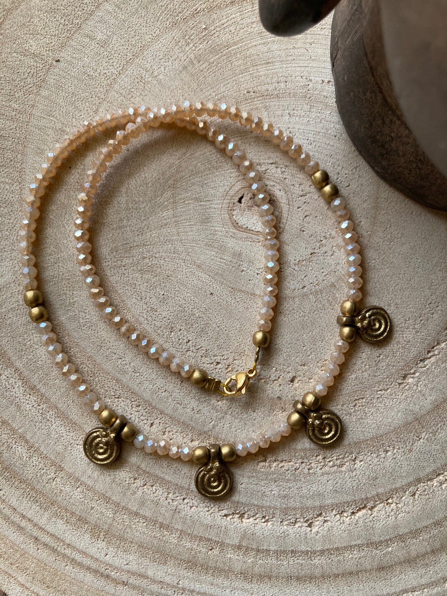 Collanine in stile etnico con pendenti in ottone naturale