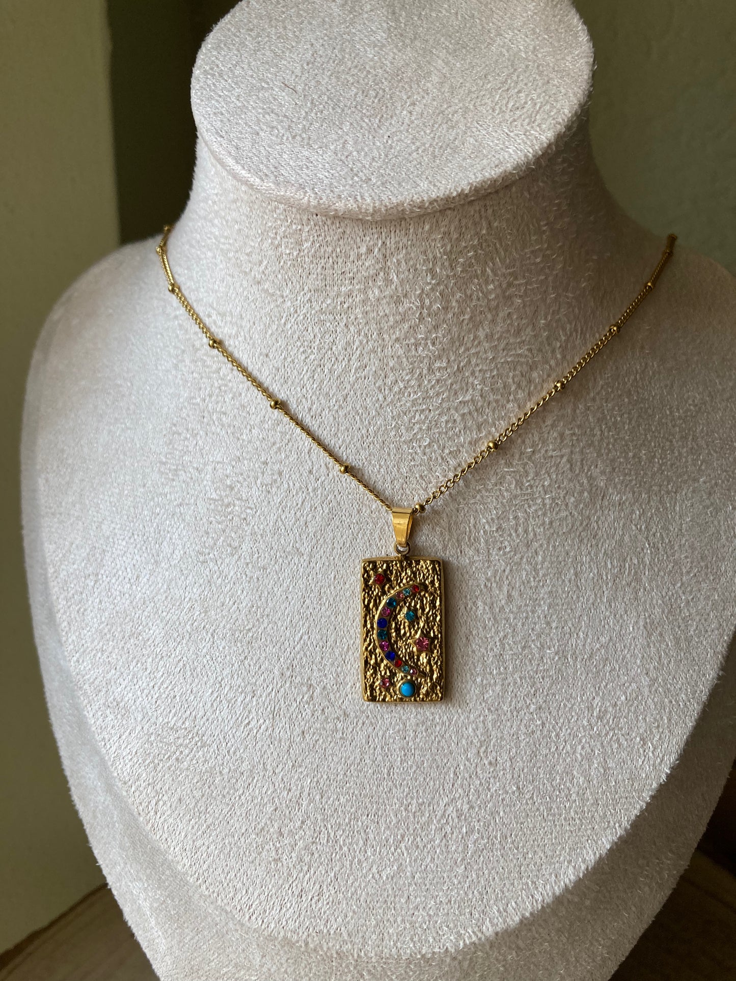 Collana in acciaio con un pendente