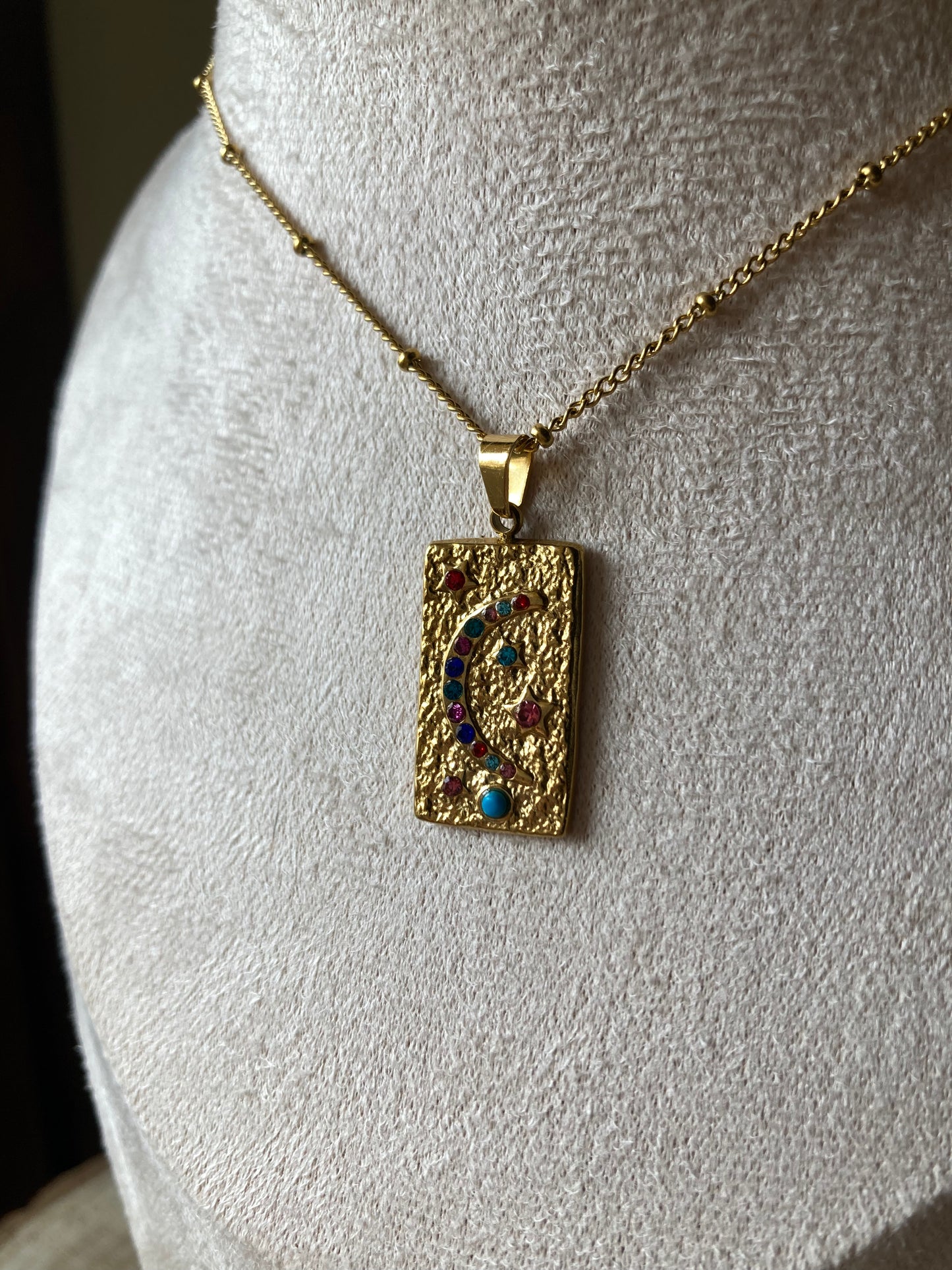 Collana in acciaio con un pendente